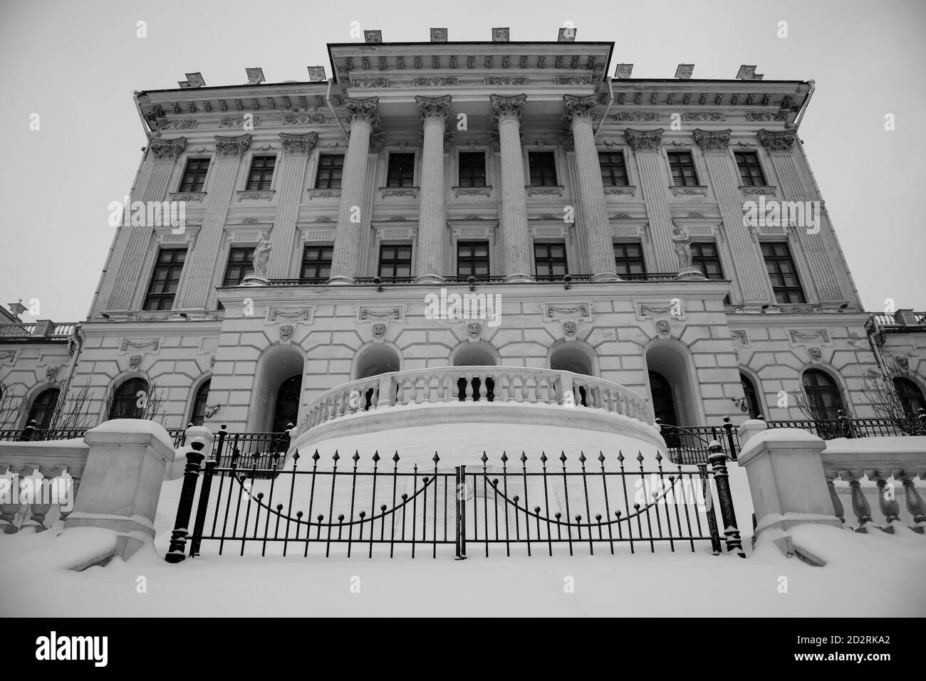 The Pashkov House - manoir néoclassique qui se dresse sur un colline surplombant le mur ouest du Kremlin de Moscou Banque D'Images