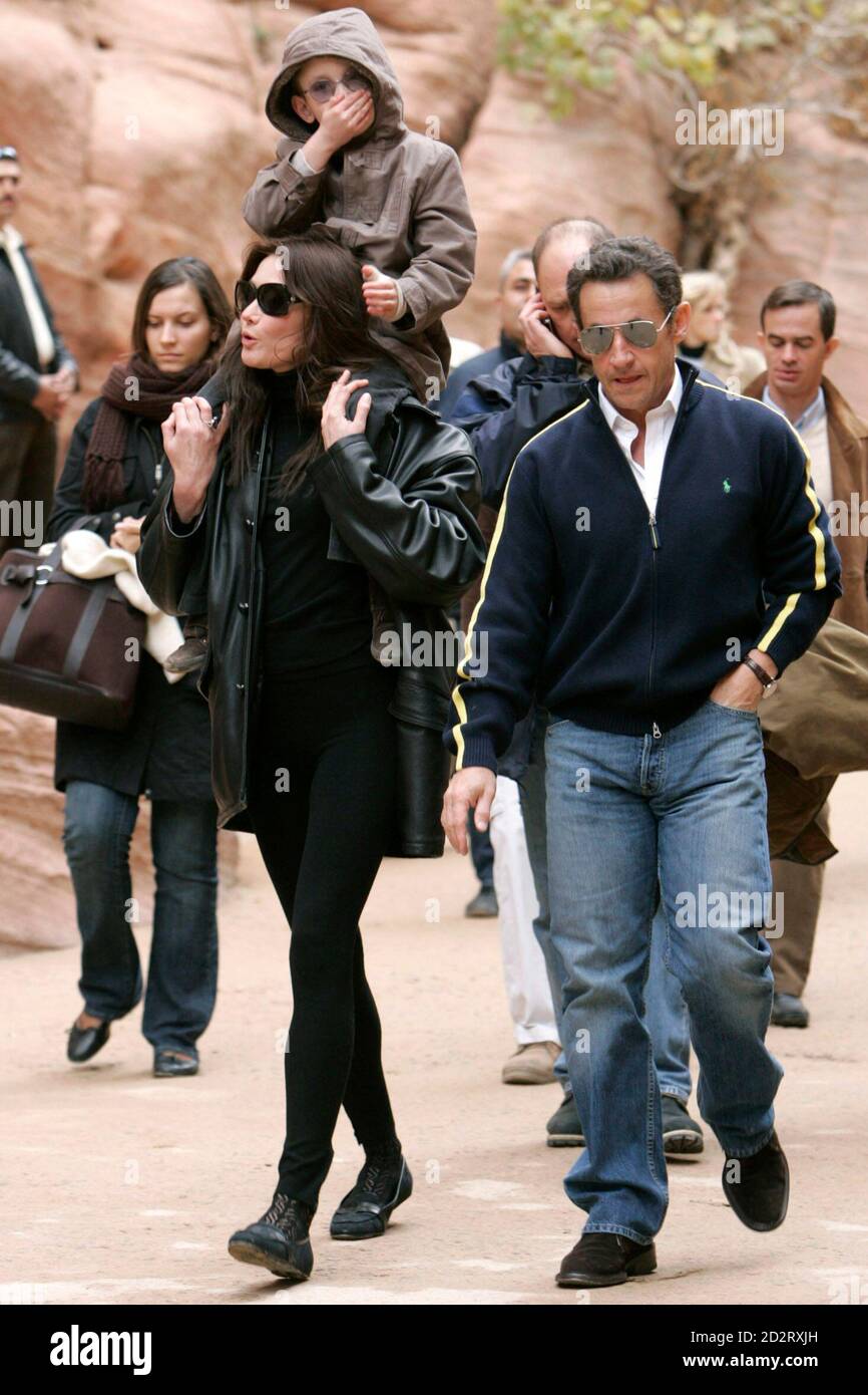 Le President Francais Nicolas Sarkozy Sa Petite Amie Carla Bruni Et Son Fils Aurelien Visitent Les Ruines Jordaniennes Anciennes De Petra Le 5 Janvier 2008 Reuters Muhammad Hamed Jordanie Photo Stock Alamy