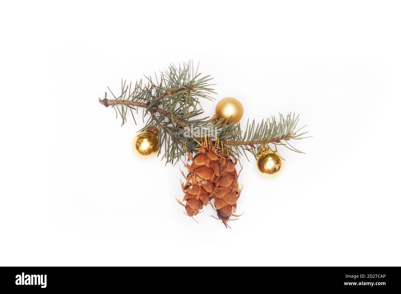 branche d'un arbre de Noël avec des boules de Noël sur un fond blanc isoler, flatte, copier l'espace Banque D'Images