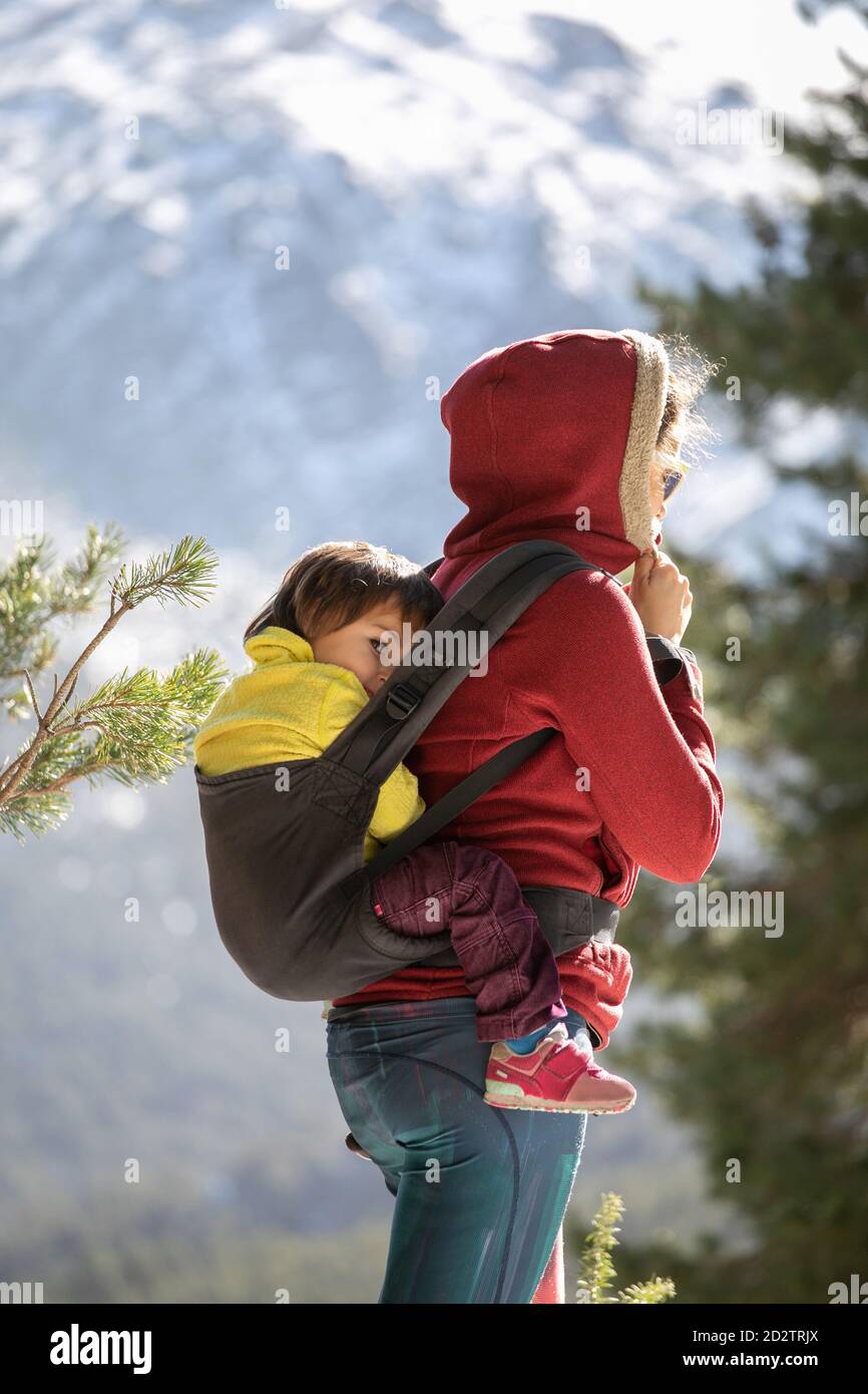 Vue Laterale De La Femme Avec Enfant Dans Le Porte Bebe Derriere Dos Debout Sur La Colline Dans Les Hautes Terres Le Jour Ensoleille A L Interieur Hiver Photo Stock Alamy
