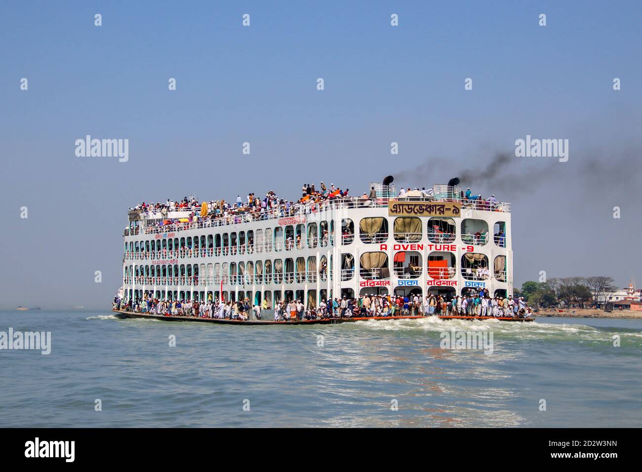 Rivière Meghna, Bangladesh : Adventure-9, ferry pour passagers très connu du Bangladesh Banque D'Images