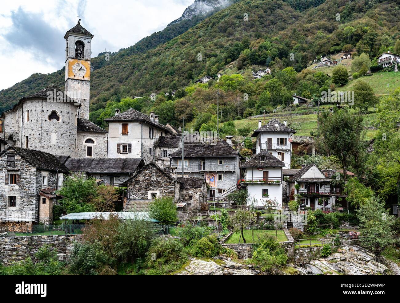 Village de Lastezzo dans la vallée de la Verzasca du canton suisse du Tessin. Banque D'Images