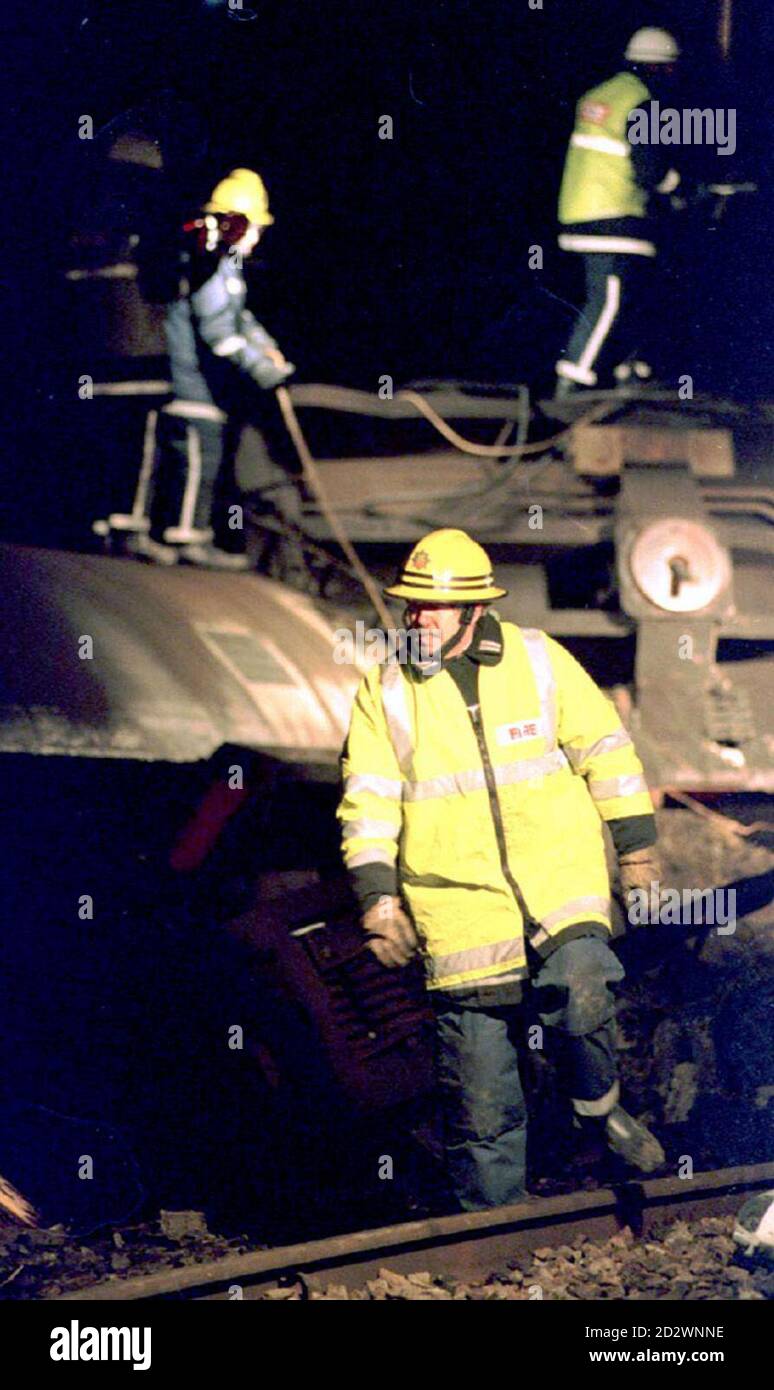 PNR 32: 4.1.95: NOTTINGHAM: Pompiers travaillant à contenir un déversement de 12,000 gallons de carburant diesel sur les lieux d'une épave de train près de Sandiacre, Derbyshire, ce soir (mercredi). PA NEWS, DOUG MARKE/MJB. Banque D'Images