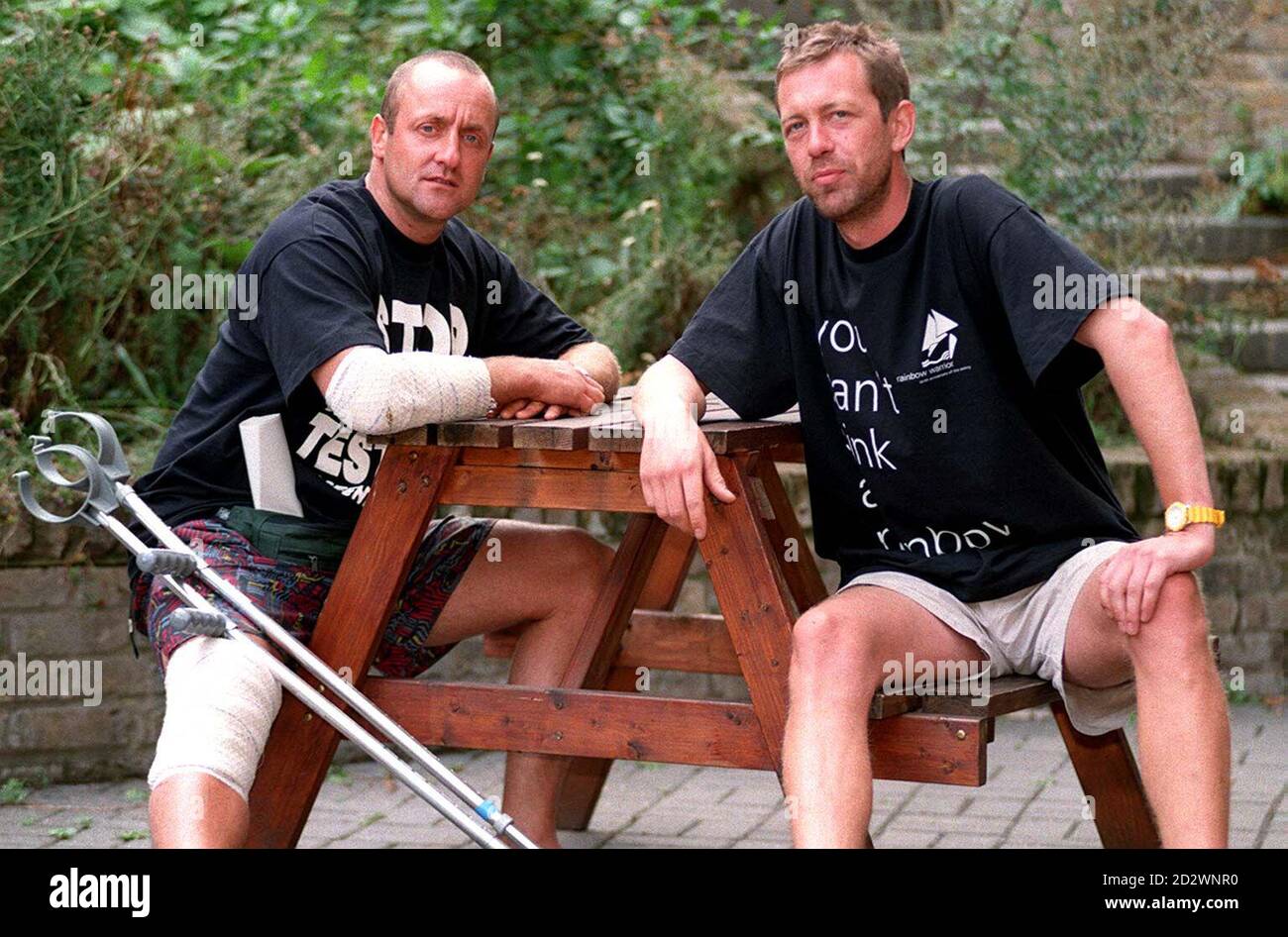 Les militants de Greenpeace Matthew Whitting, à gauche, 36 ans, de Hereford et Alan Baker, à droite, 31 ans, de Sussex, au siège de Greenpeace à Londres pour une conférence de presse sur les deux jours qu'ils ont passés à se cacher sur l'atoll de Mururoa avant que les autorités françaises n'y testent le premier dispositif nucléaire souterrain du récent programme d'essai. Voir PA Story FRANCE Nuclear Britons. Banque D'Images