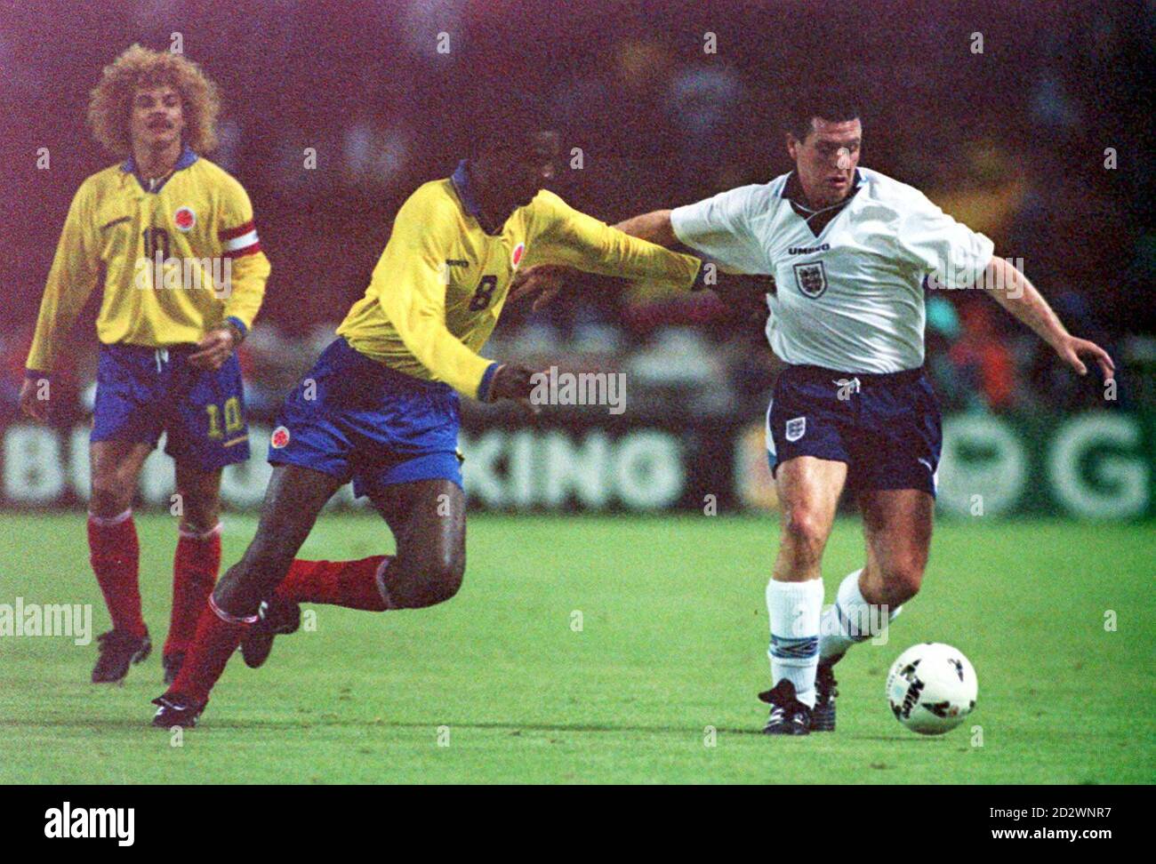 De gauche à droite: Carlos Valderrama et Harold Lozano de Colombie et Paul Gascoigne pendant le match du drapeau vert de ce soir (mer) à Wembley. Banque D'Images