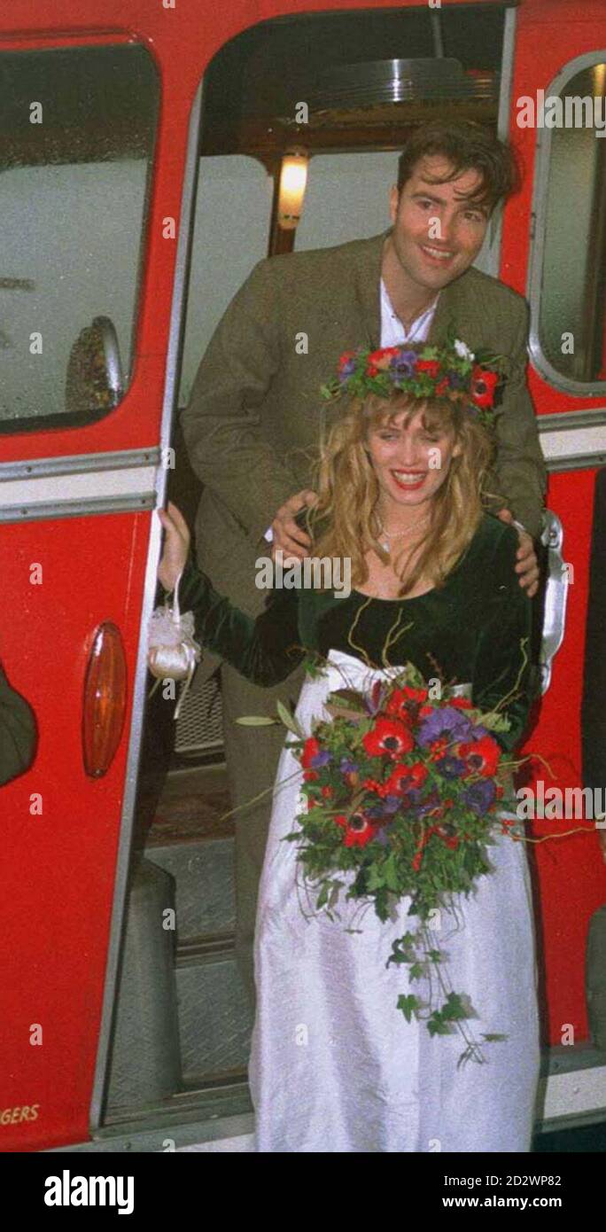 PNR LON 8 3.12.94. YORKSHIRE : Nick Berry, star de la télévision « Heartbeat » et femme actrice Rachel Robertson arrivent à la réception après leur mariage aujourd'hui (samedi) au bureau de Whitby. Le couple a conduit à la cérémonie dans un bus vintage de la série télévisée. Voir PA Story SHOWBIZ Wedding. PA News, Paul Barker/in. Banque D'Images