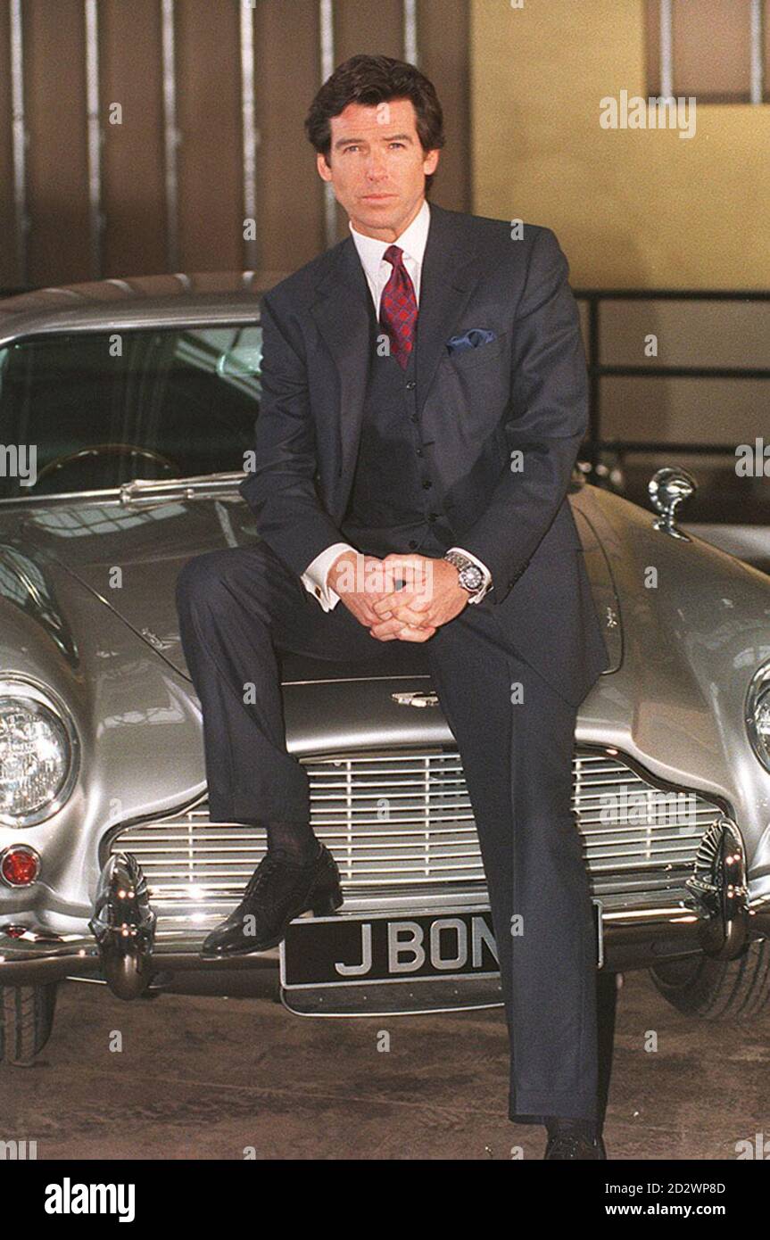 PAP 5 22.1.95.LEAVESDEN.L'acteur d'origine irlandaise Pierce Brosnan, qui jouera le légendaire commandant James Bond du British Secret Service, pose avec la voiture Aston Martin rendue célèbre par Sean Connery qui a joué le rôle dans le film « Goldfinger », lors d'une séance photo à Leavesden Airfield, Herts, aujourd'hui (dimanche).Noël 1995 est la date prévue pour la sortie mondiale du nouveau film Bond « Goldeneye ».Voir l'histoire de PA SHOWBIZ Bond.PA News, Stefan Rousseau./PJ. Banque D'Images