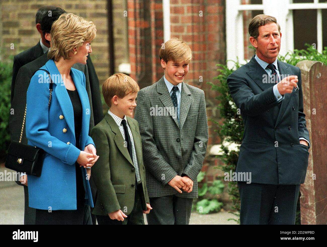 Taille Du Prince Harry Et William Le prince et la princesse de Galles et leurs fils le prince William (à  droite) et le prince Harry le premier jour de William à Eton aujourd'hui  (mercredi Photo Stock - Alamy