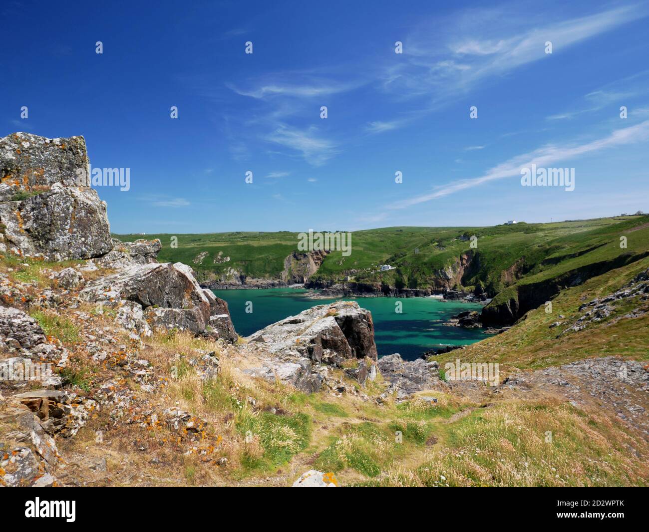 Les eaux turquises de Treen Cove, dans la Cornouailles de l'Ouest, vues de Gurnard's Head. Banque D'Images