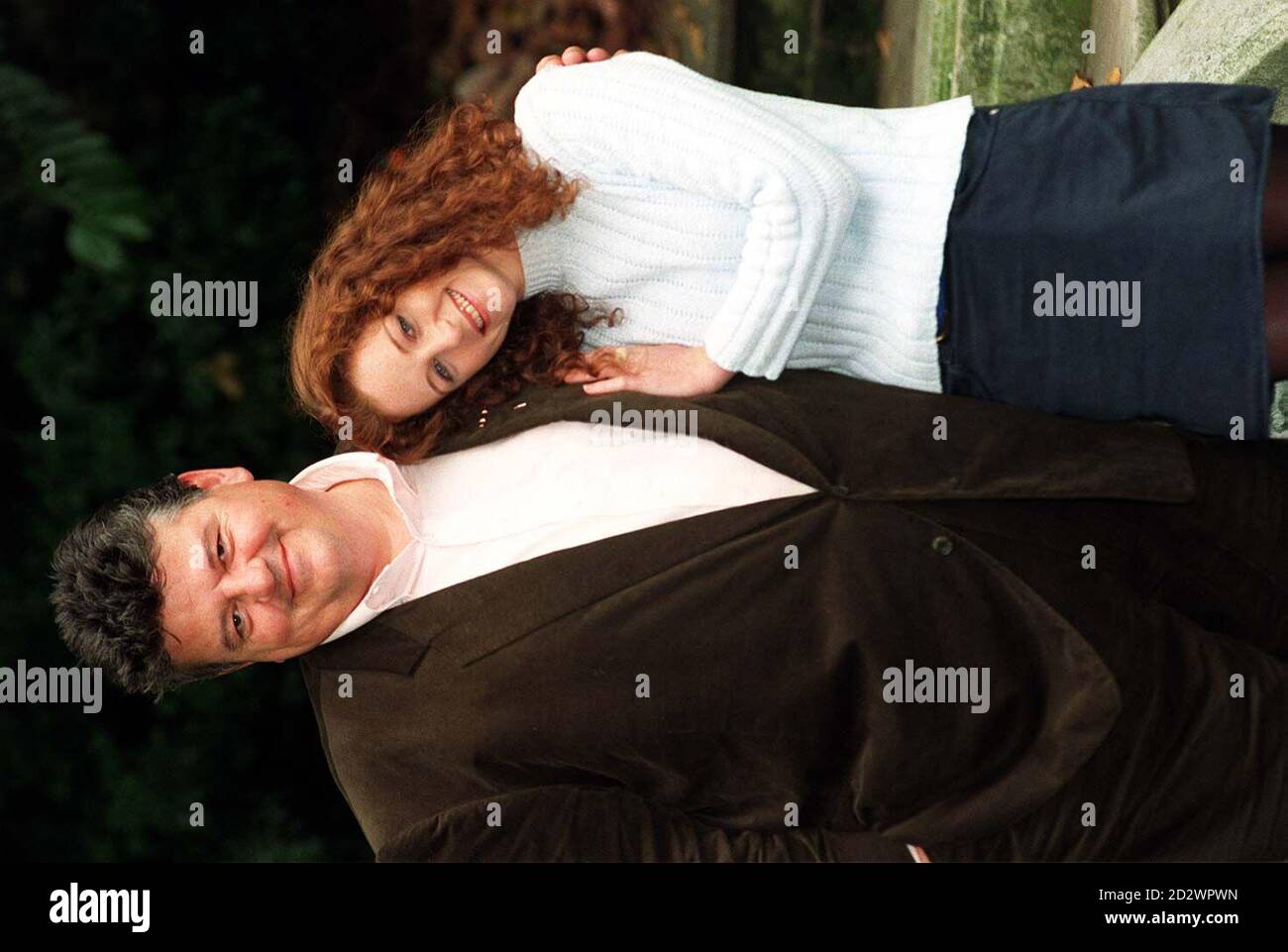 Fitz (Robbie Coltrane) reçoit un câlin de DS Jane Penhaligon (Geraldine Somerville) lors d'une séance photo à Londres avant la projection de la troisième et dernière série du drame primé de Granada Television 'Cracker'. Banque D'Images