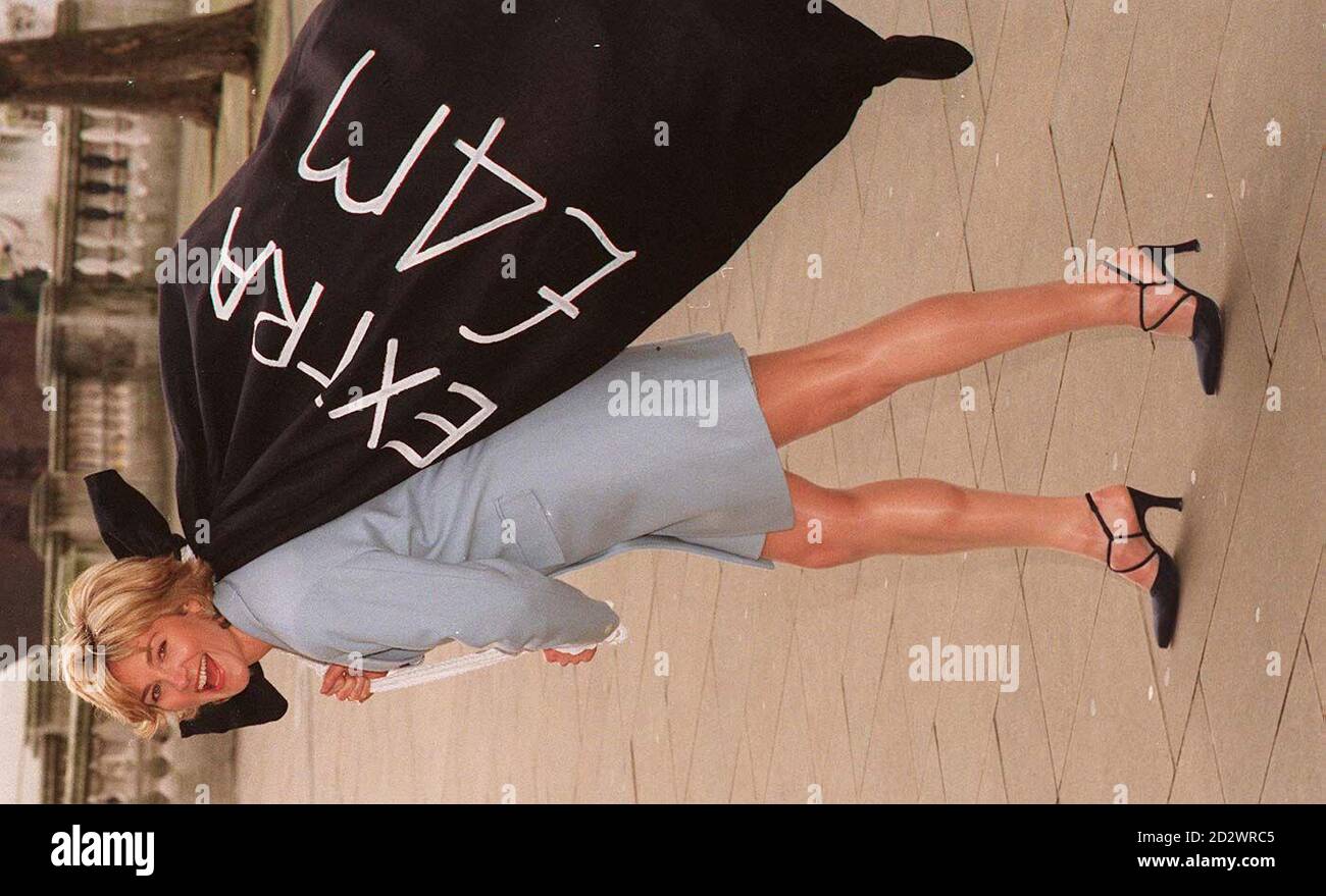 Anthea Turner, hôte du National Lottery Show de la BBC TV. * 18/10/1995: Il a été annoncé qu'elle quitte le spectacle pour passer à ITV dans un marché d'une valeur de 1 million. Carlton a déclaré qu'Anthea avait signé une entente de deux ans pour faire un certain nombre de programmes de divertissement réseau, y compris un spectacle romantique de premier temps appelé tout ce que vous avez besoin est Amour. Banque D'Images