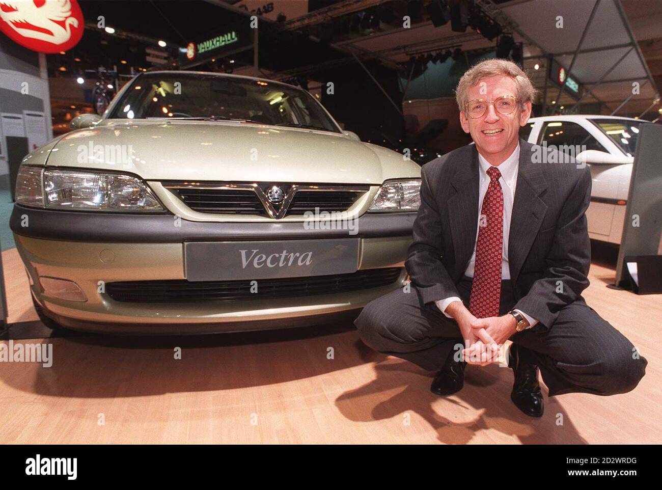 Charles E Golden, président de Vauxhall, avec le nouveau Vectra GLS, officiellement lancé au London Motor Show. Banque D'Images