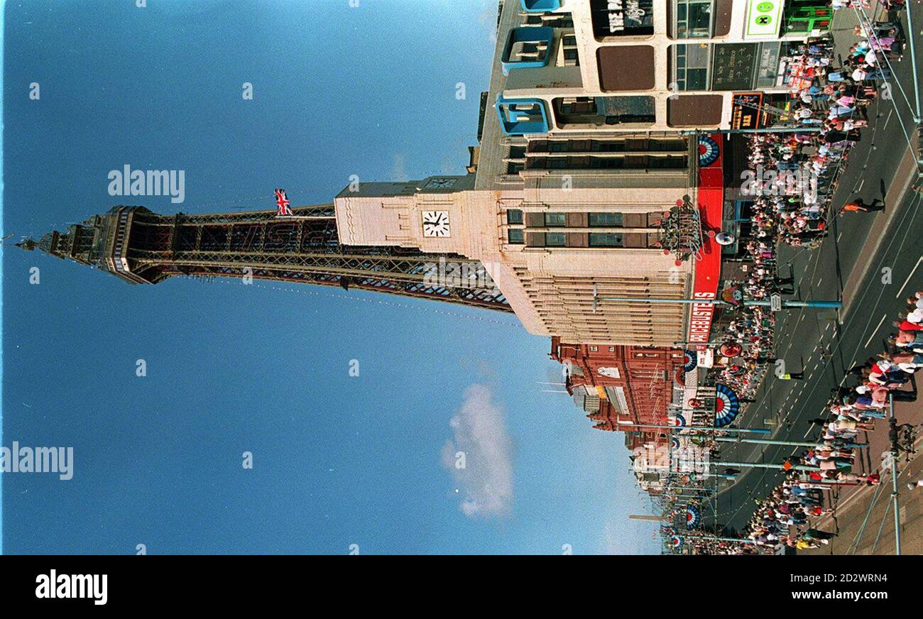 La foule se trouve dans la rue au-dessous de la tour Blackpool lors de la visite de la Reine en ville. Banque D'Images