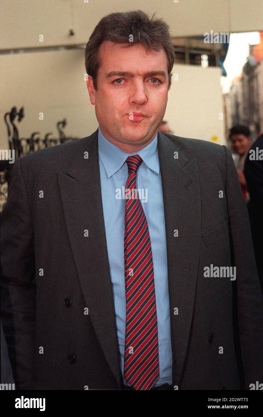 Paul Grecian, l'un des quatre hommes en appel contre leurs condamnations pour avoir conspiré pour l'exportation de fusibles pour obus d'artillerie lourde en Irak via la Jordanie, devant les tribunaux.Les quatre, tous liés à la société d’ingénierie Ordtech basée à la lecture, ont accusé les ministres de posséder des documents qui auraient pu prouver que le gouvernement savait et cautionnait l’accord sur les armes.* 18/12/1995 - Paul Grecian qui a été condamné à la prison par un tribunal sud-africain.Le tribunal a entendu le Britannique is Wanted, âgé de 40 ans, aux États-Unis, pour avoir fourni des armes à l'Irak. Banque D'Images