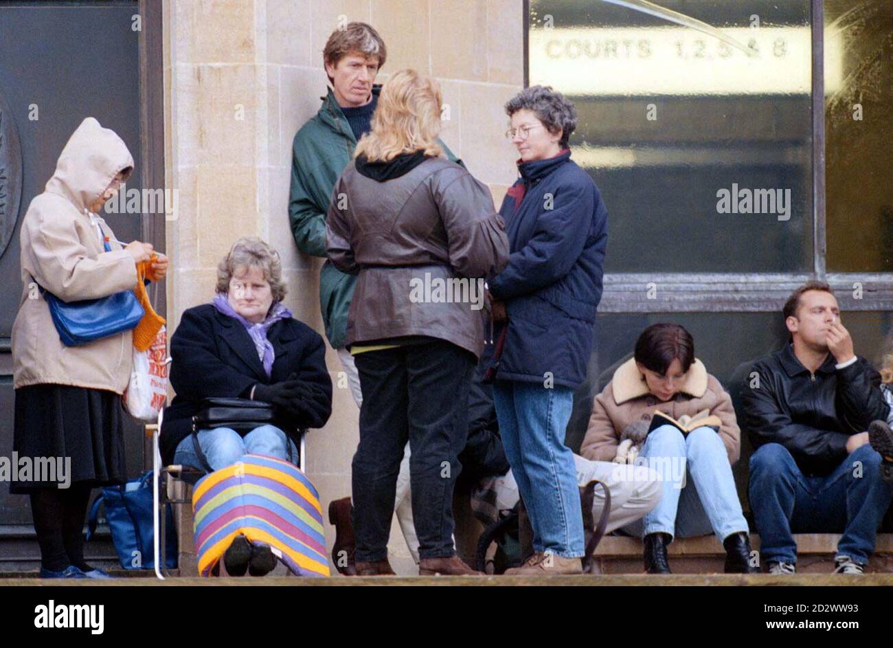 File d'attente pour les places de galerie publique dans le procès Rosemary West au tribunal de la Couronne de Winchester. Banque D'Images