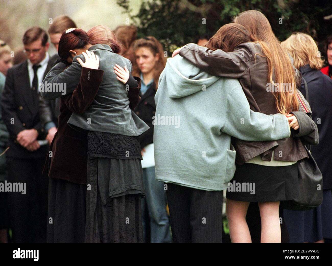 Les bourdonneurs aux funérailles de l'adolescent Leah Betts à Latchingdon, Essex, cet après-midi (vendredi). L'homme de 18 ans est décédé le mois dernier après avoir pris un comprimé d'Ecstacy. Banque D'Images