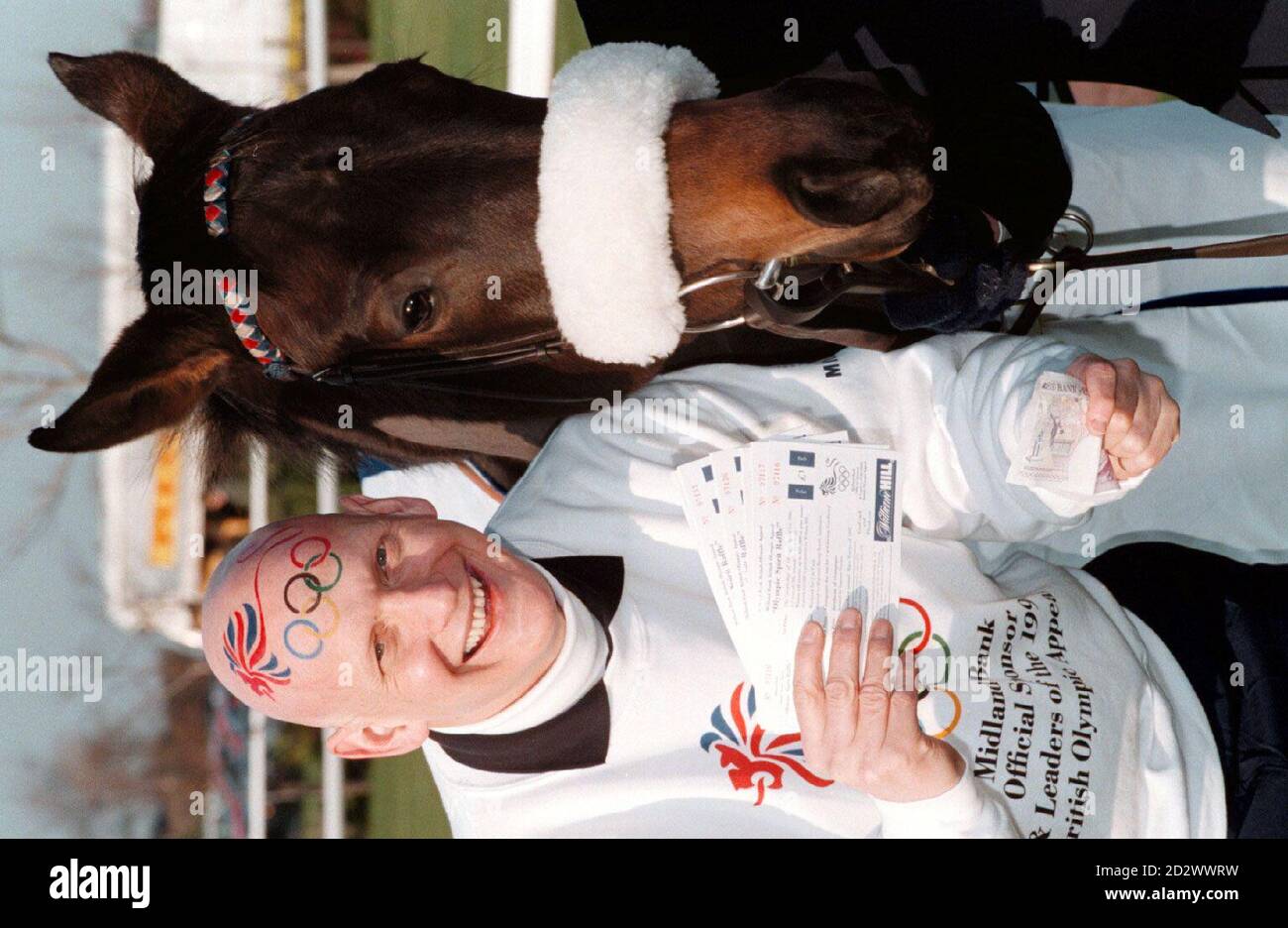 Duncan Goodhew avec le cheval de course Olympic Spirit, cet après-midi (vendredi) à Cheltenham. Le cheval a été donné par les bookmakers de William Hill à l'appel olympique britannique afin qu'ils puissent tirer sa propriété pendant un an pour recueillir des fonds pour que les athlètes puissent se rendre à Atlanta. Banque D'Images