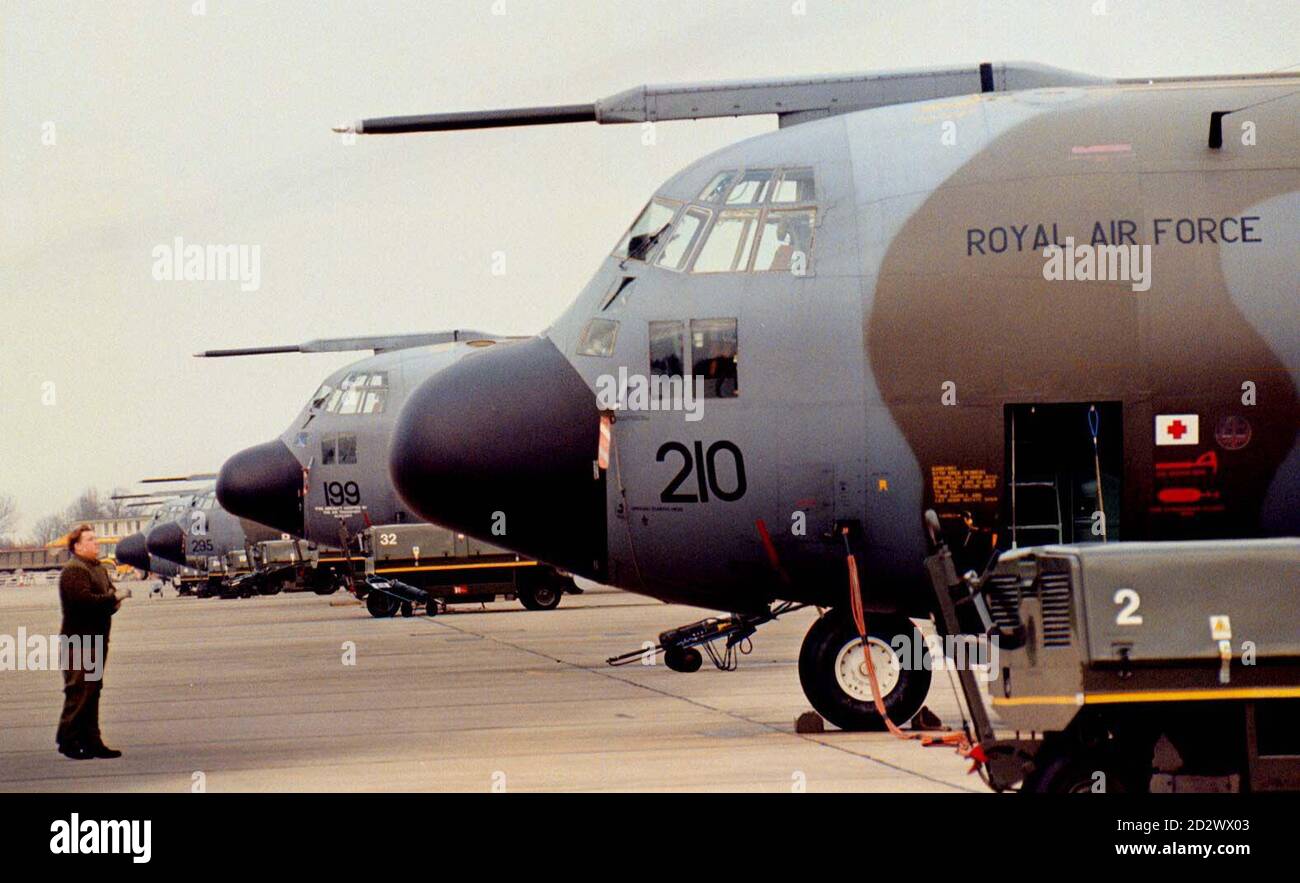 Les avions Hercules sont prêts à être utilisés en Bosnie à RAF Lyneham, Wiltshire. Banque D'Images