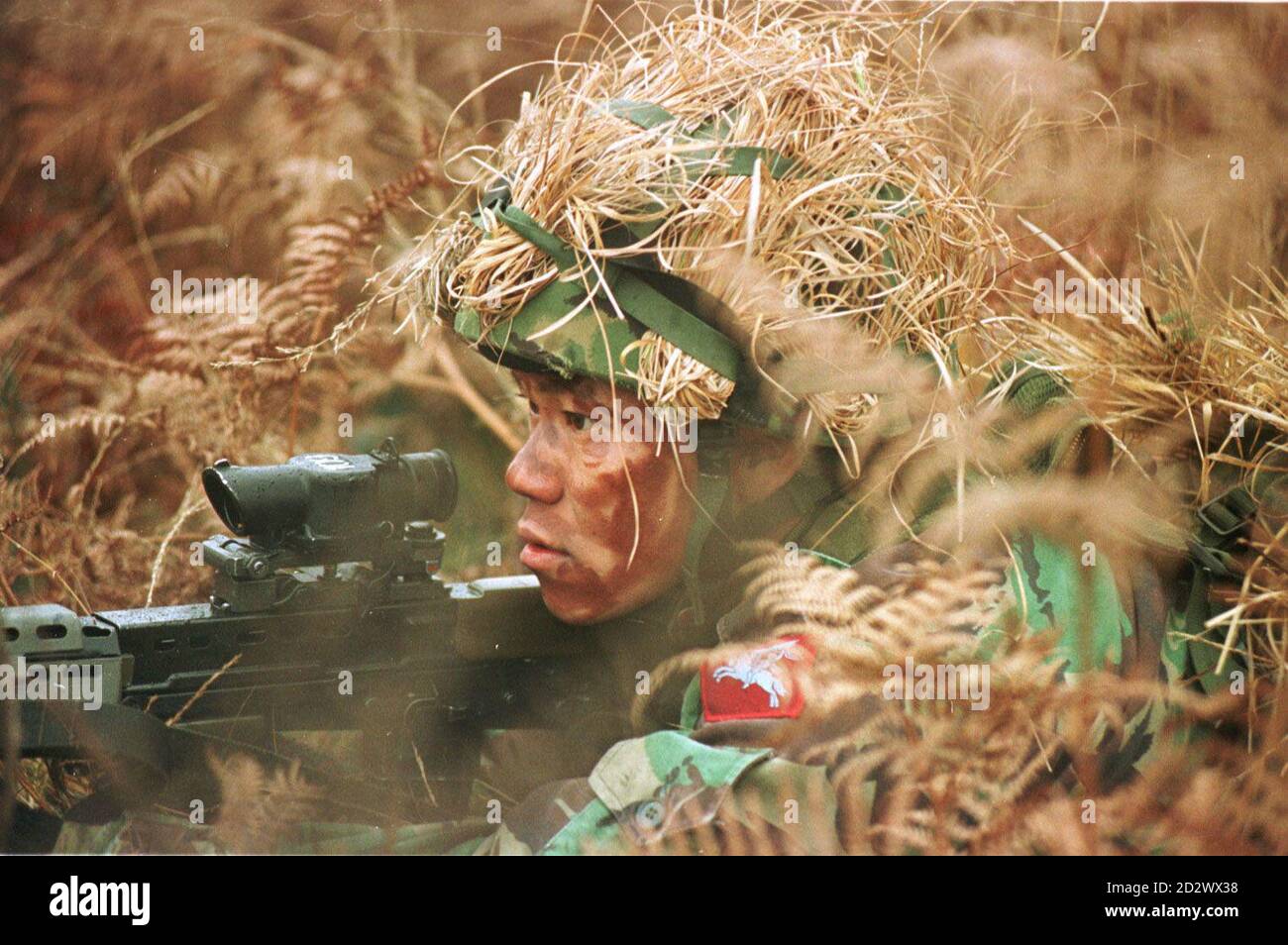 Un soldat de la compagnie de Gurkhas qui va bientôt s'envoler en Bosnie, dans leur premier déploiement opérationnel depuis le conflit des Malouines, s'entraîne à leur base de Church Cookham dans le Hampshire aujourd'hui (vendredi). L'avance des troupes népalaises partira dimanche pour être suivie peu après par les 100 soldats restants dont la tâche sera d'assurer la sécurité et la protection du quartier général de la division. * 21/02/2003: La haute Cour a été vendredi 21 février 2003, donnant jugement sur une offre de l'ancien Gurkhas qui a servi avec l'armée britannique pour une décision que le ministère de la Défense i Banque D'Images