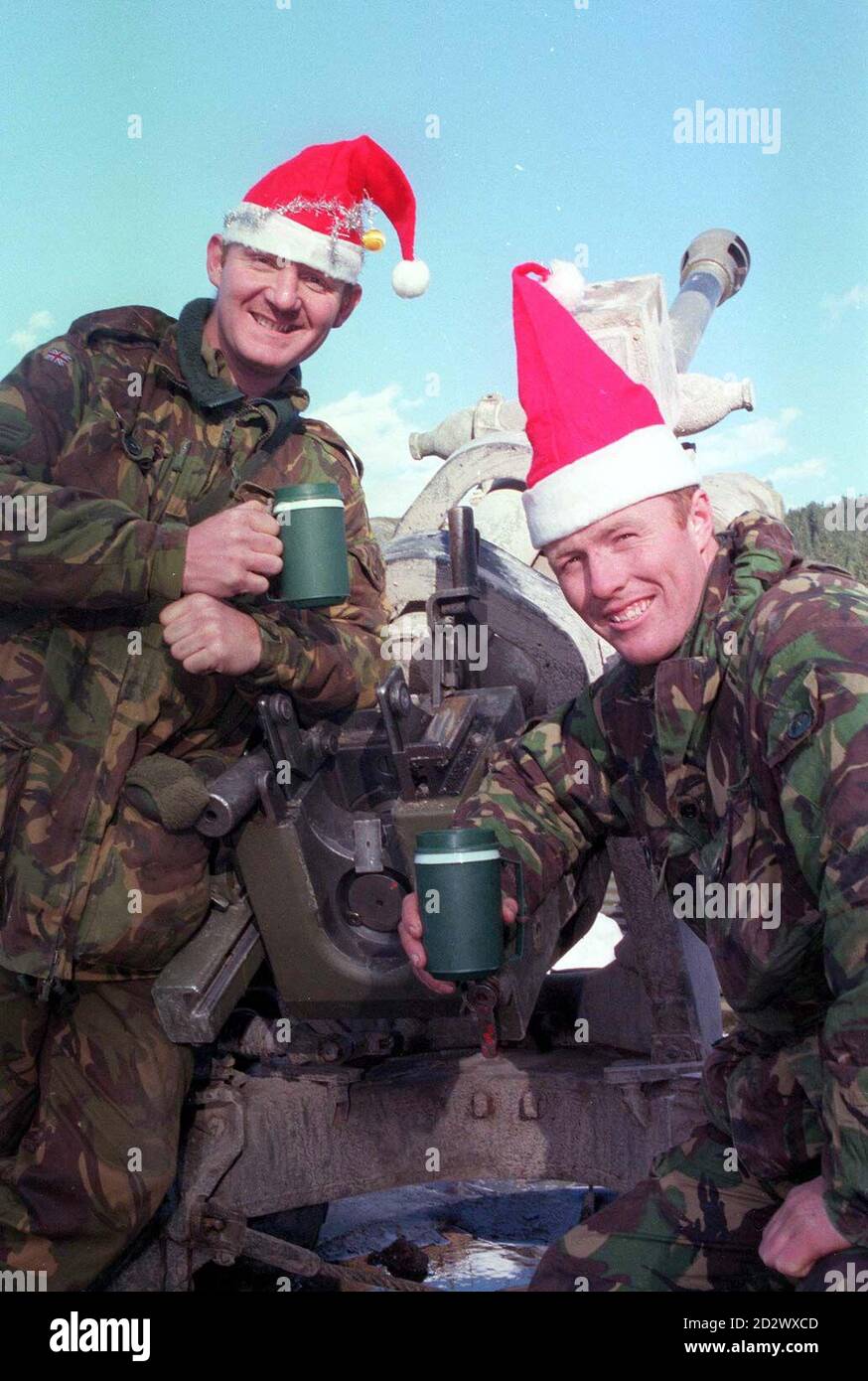 Le Sergent Bob Turner (à gauche) de Poole, Dorset et Gunner Neil Cosgrove  de Brigg, South Humberside, de la batterie de 19/5, Artillerie royale, qui  fait partie de l'ACE Mobile Force Land (