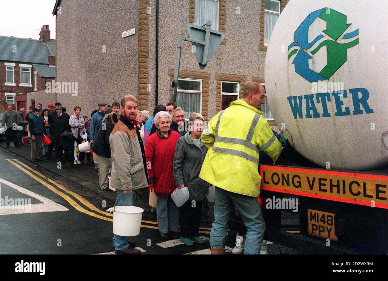 SOUTH SHIELDS GAZETTE, DARLINGTON ECHO ET SUNDERLAND ECHO OUT. Aujourd'hui (mardi), les gens font la queue pour trouver de l'eau à Ashington, dans le Northumberland, après qu'une inondation de tuyaux éclatent à cause du dégel important a conduit à un écoulement sans précédent des approvisionnements. Voir PA Story MÉTÉO eau. Banque D'Images