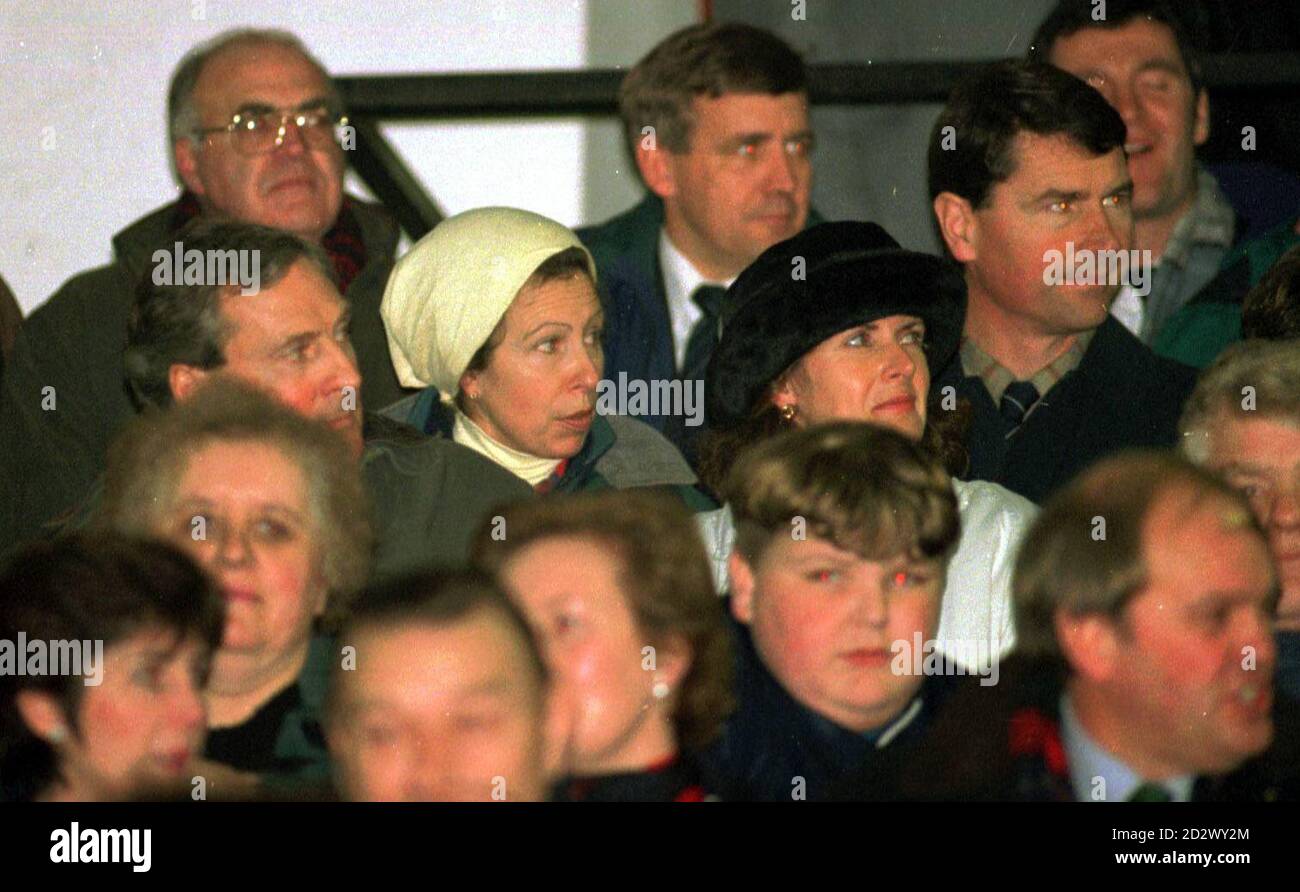 La princesse royale, avec son mari le Capt Tim Laurence (à droite), regarde son fils Peter Phillips jouer au match de rugby des Scottish Schools de ce soir (vendredi), à Bridgend, au sud du pays de Galles. Banque D'Images