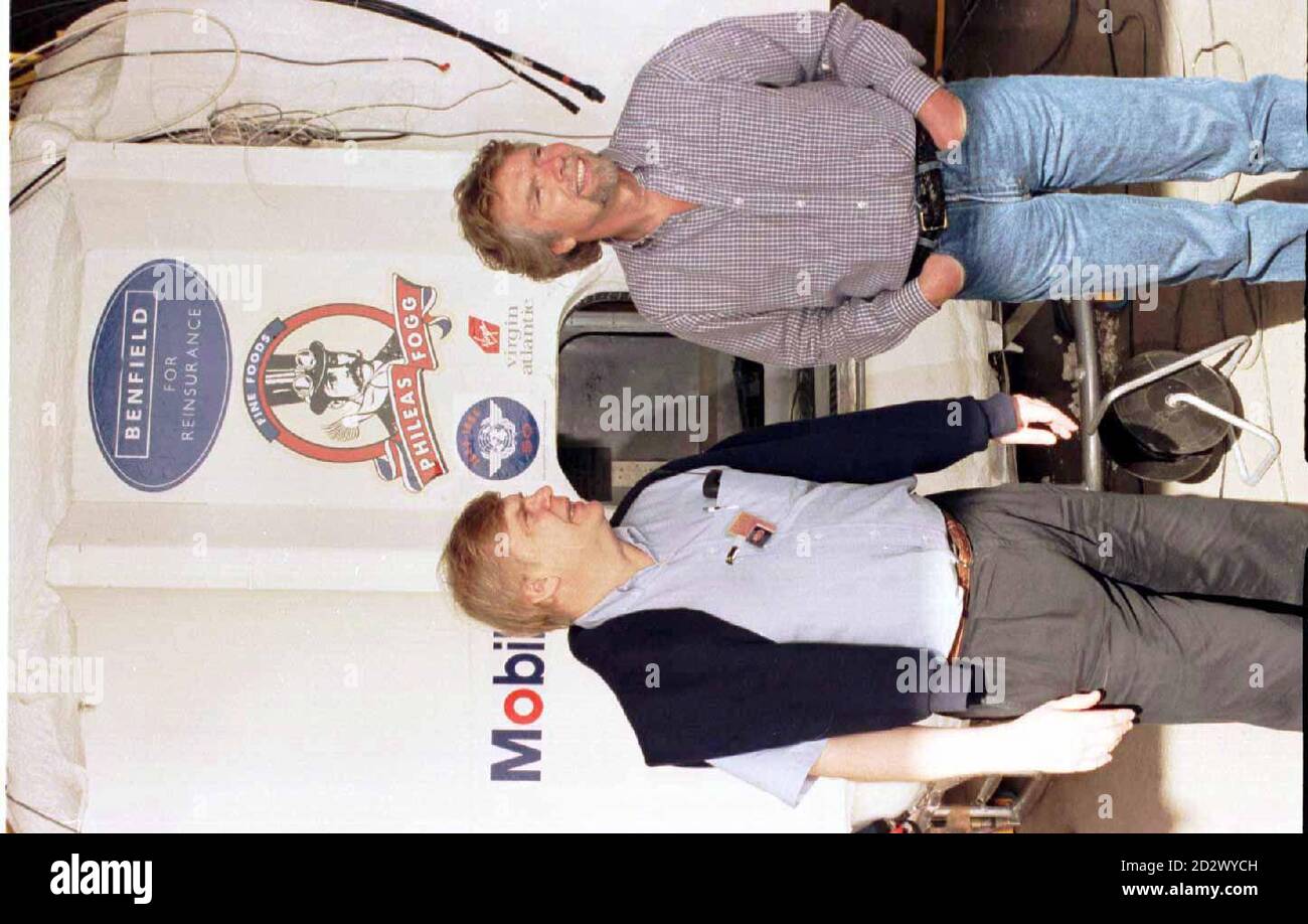 Le patron de Virgin, Richard Branson (à droite) et son co-pilote Per Lindstrand, à la base aérienne militaire de Marrakech, hier (mercredi), où le tissu ultra-délicat du Challenger Virgin Global a été endommagé, après que deux avions Hercules appartenant au roi Hassan ont accidentellement fait voler du gravier dans le hangar de la base aérienne où le ballon est monté. Banque D'Images