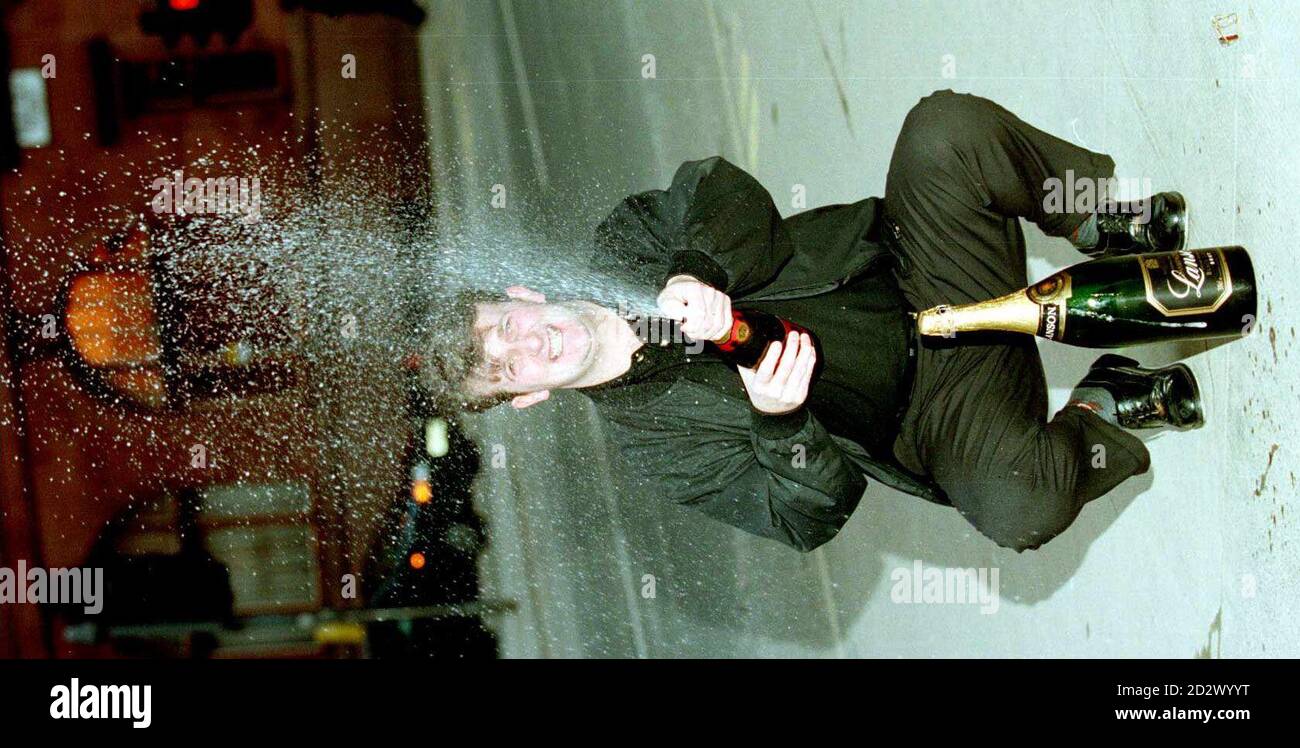 John McGuinness, gagnant de la loterie nationale de dix millions de livres, célèbre à Glasgow avec un chèque géant. M. McGuinness, de Lanarkshire, en Écosse, est l'un des quatre gagnants du jackpot à double roulement de samedi. Banque D'Images