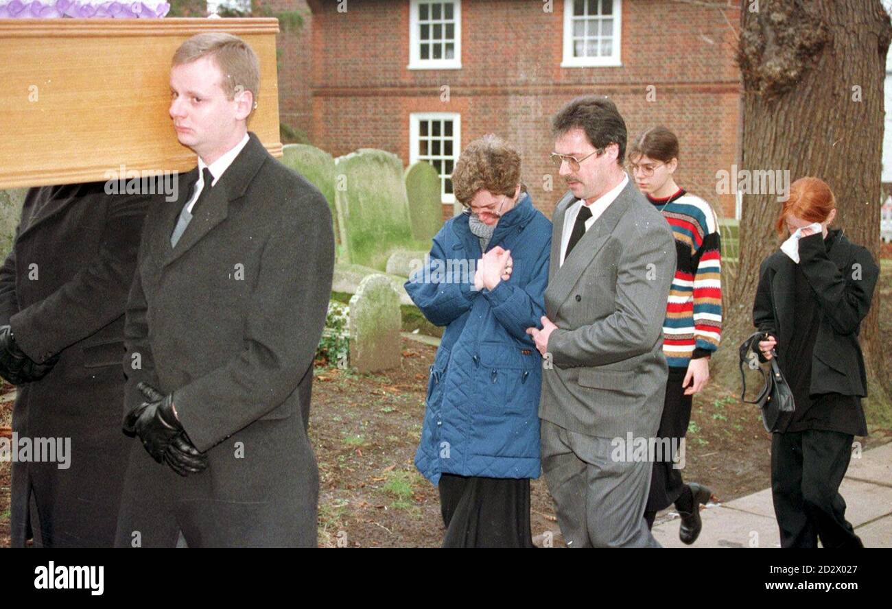 Steven et Angela Durling, les parents de la schoogirl Amy Durling, qui a été tuée quand elle a été frappé de son vélo par un conducteur de camion autrichien, marchent derrière son cercueil avec leurs filles Jessica (2ème droite) et Kirsty, à l'église du village à Herne, dans le Kent. Banque D'Images