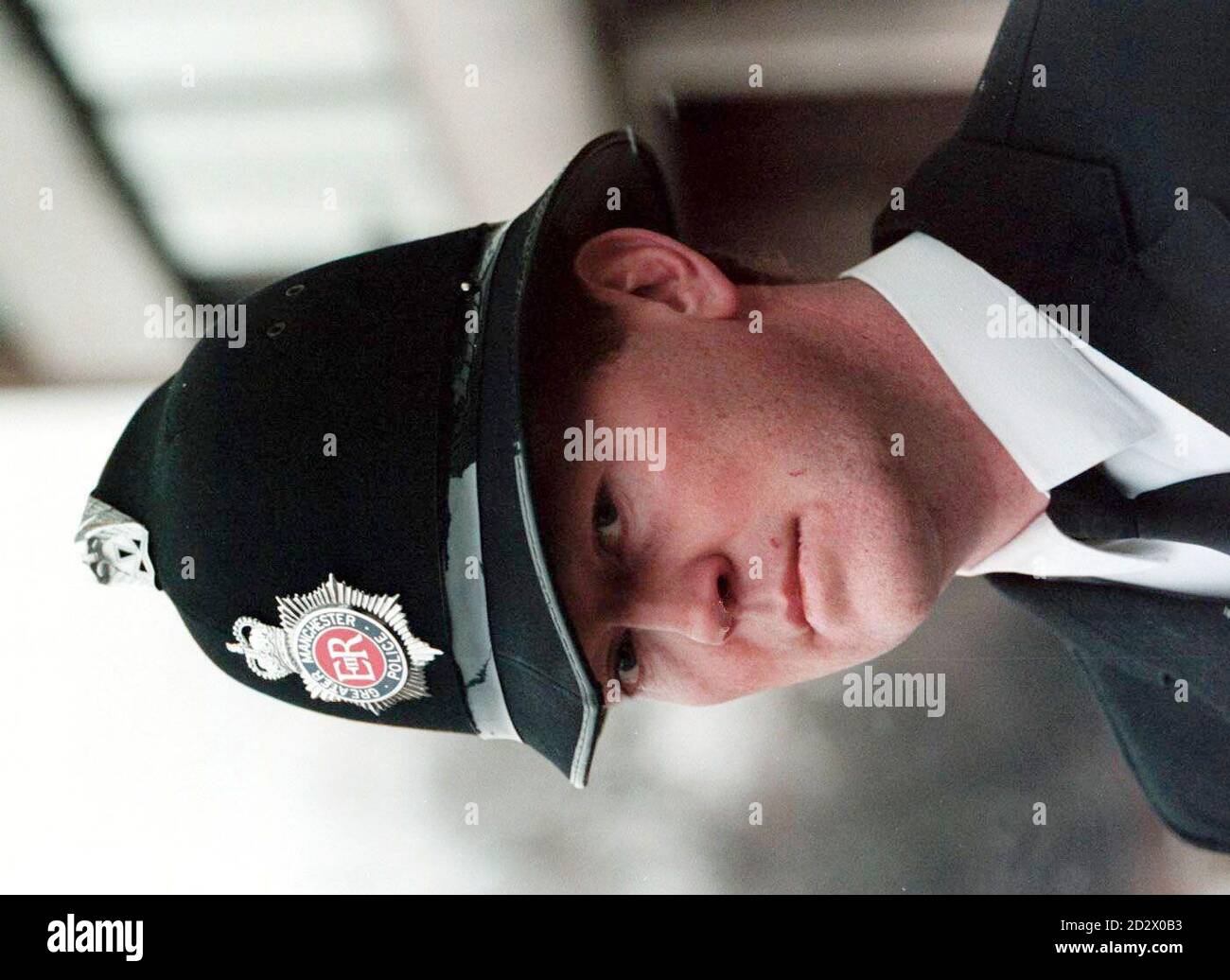 Le Sgt John Berry, police du Grand Manchester, portant l'un des casques traditionnels que la police du Grand Manchester doit désormais utiliser uniquement pour les occasions de ceremomial après l'introduction aujourd'hui (lundi) d'une gamme de nouveaux uniformes pour la force, intégrant seulement des casquettes à visière. Le casque a été introduit pour la première fois à la police en 1863. Banque D'Images