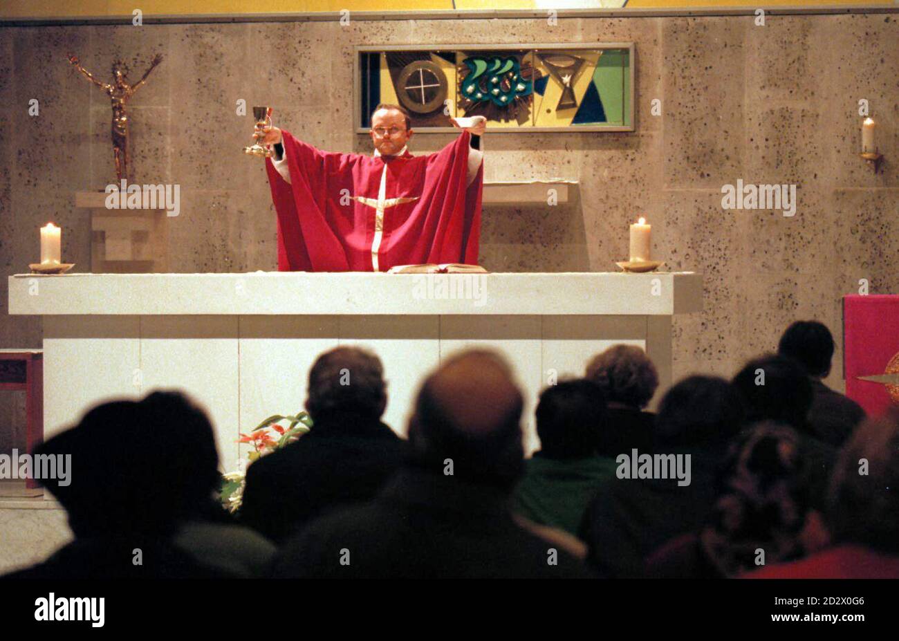 Le père Joseph Kelly tient une messe de requiem à la cathédrale catholique romaine de Liverpool après la mort de l'archevêque Derek Worlock aujourd'hui (jeudi). L'archevêque bien aimé est mort après une longue et courageuse bataille contre le cancer de l'aginst. Banque D'Images