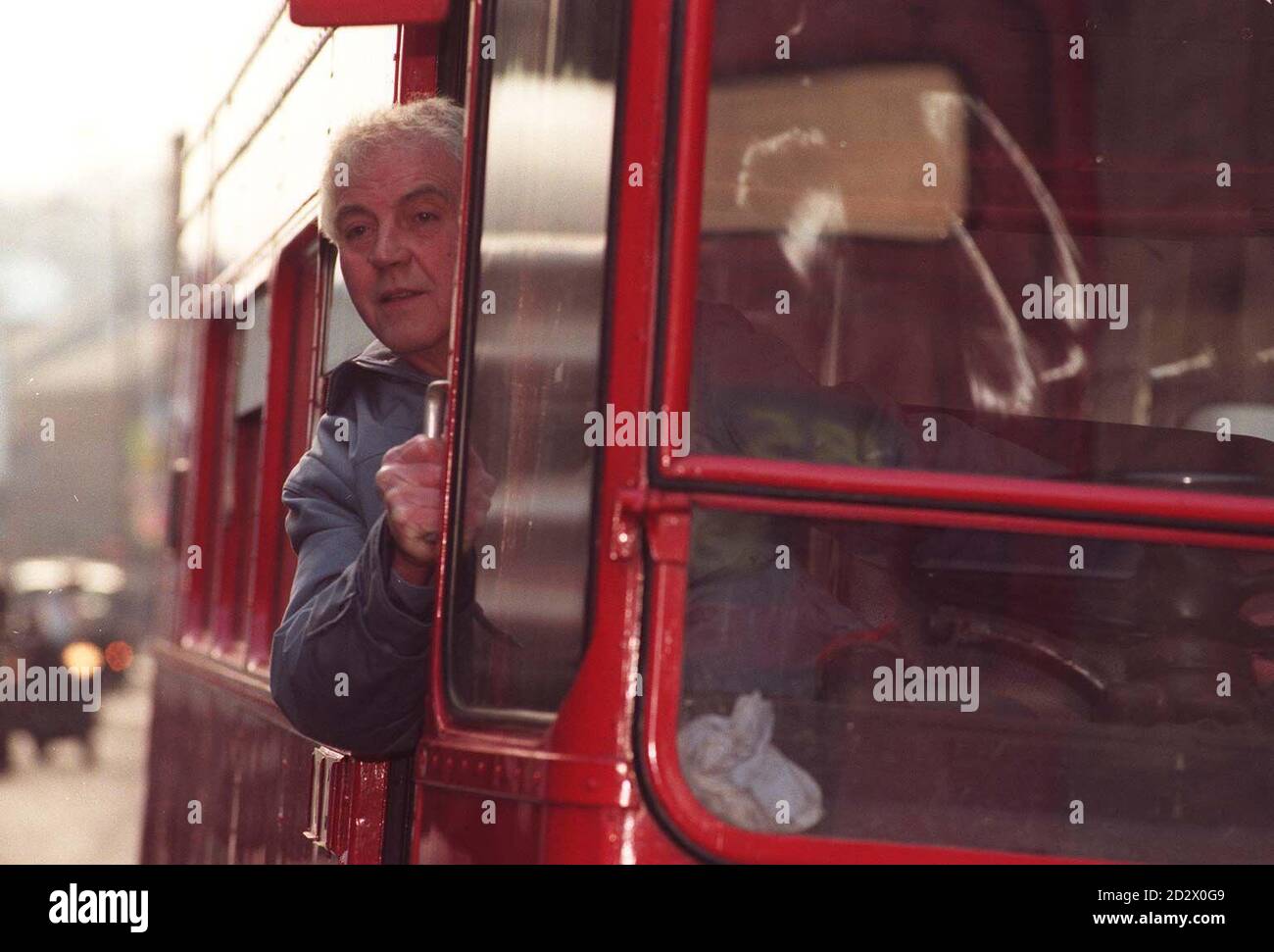 Dave Smith, de Slough, Berks, l'un des pilotes d'origine de l'autobus Routemaster lorsqu'il a commencé le service en 1956, prend le volant de l'un des autobus rouge archétype de Londres à l'occasion du 40e anniversaire Banque D'Images