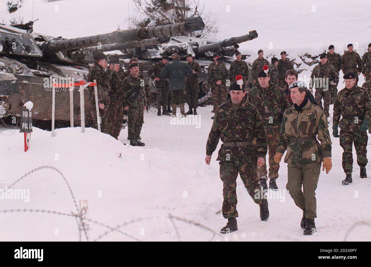 Le Prince de Galles laisse les équipages des chars du !St Bataillon, le régiment royal des Fusiliers en visite cet après-midi (vendredi), à leur base de Mrkonjic Grad, en Bosnie. Le prince était le deuxième jour de son voyage en ex-Yougoslavie. Banque D'Images