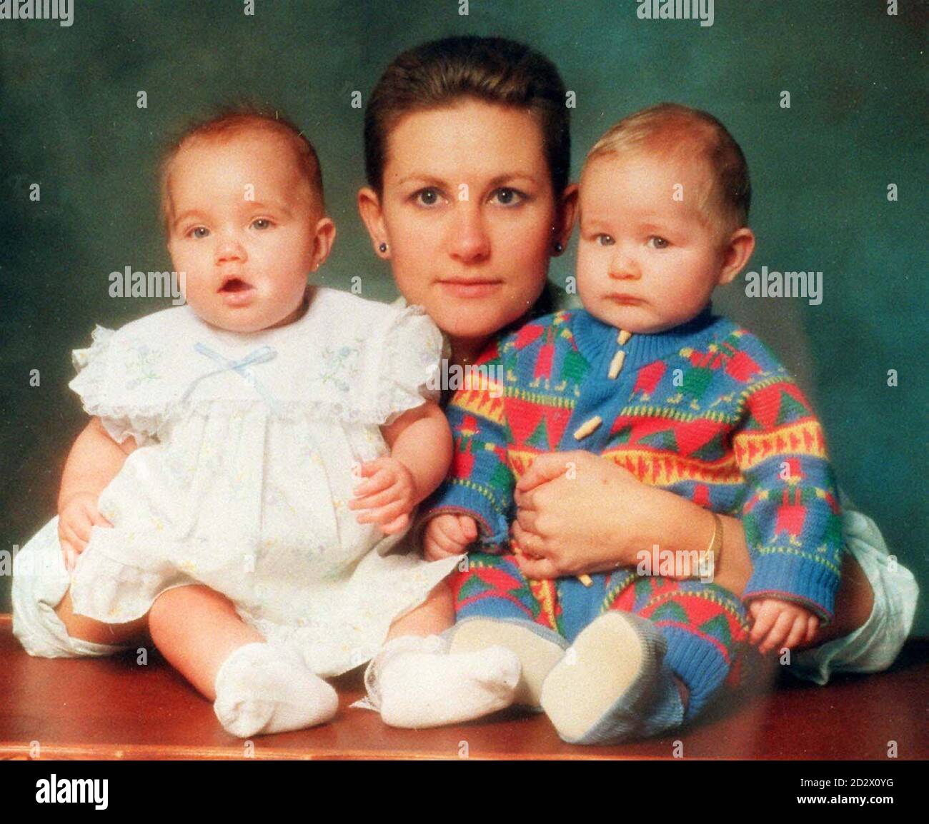 La mère porteuse Kim Cotton, avec les jumeaux qu'elle portait, s'appelle Alice et Oliver Nelson. Le coton, qui était la première mère porteuse britannique connue publiquement, a applaudi aujourd'hui (mardi) la décision d'offrir le service au NHS en disant que « la décision permettrait à beaucoup plus de copules infertiles de devenir parents ». Banque D'Images