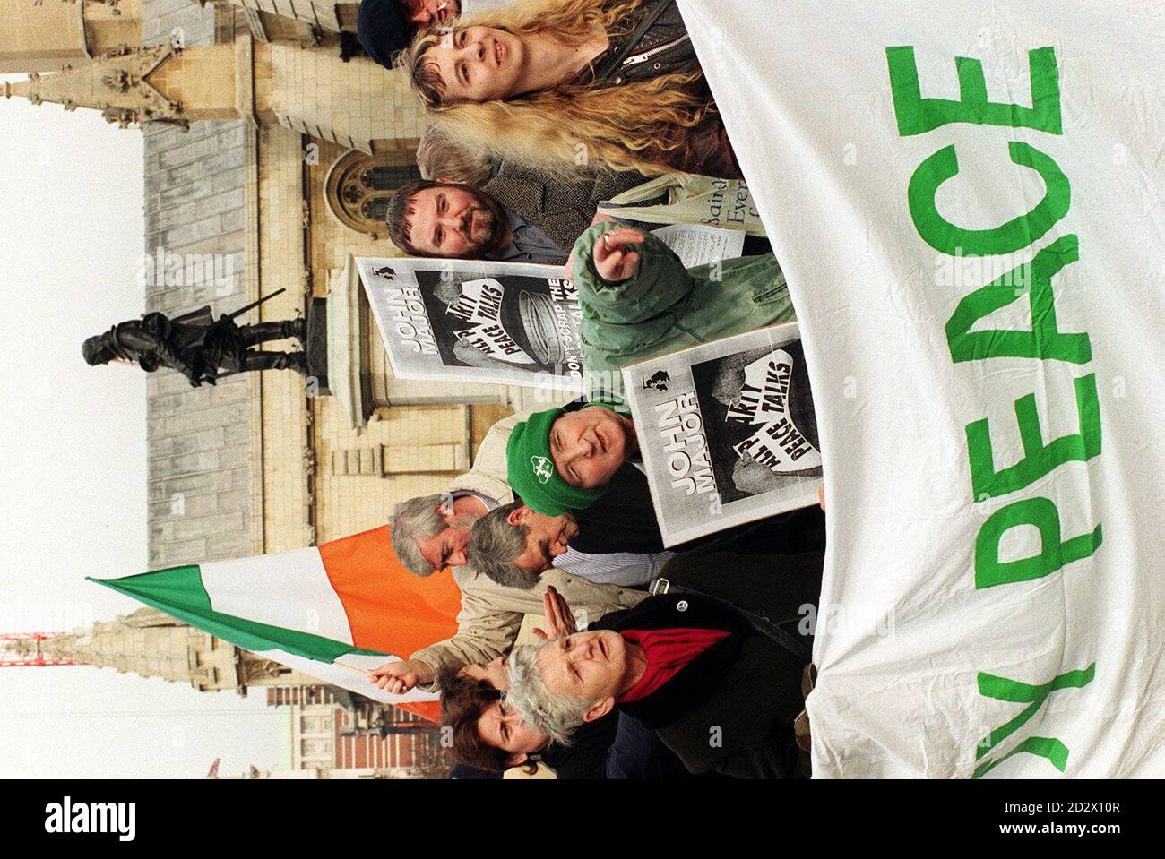 Membres le groupe de pression de l'Initiative de paix irlandaise, dont Pat Arrowsmith (à gauche) et Danny Burke (au centre du chapeau vert), a fait pression sur le Parlement pour attirer l'attention sur le besoin urgent d'un discours de tous les partis, à Londres. Les rédacteurs notent que la statue de Cromwell se dresse derrière. Banque D'Images
