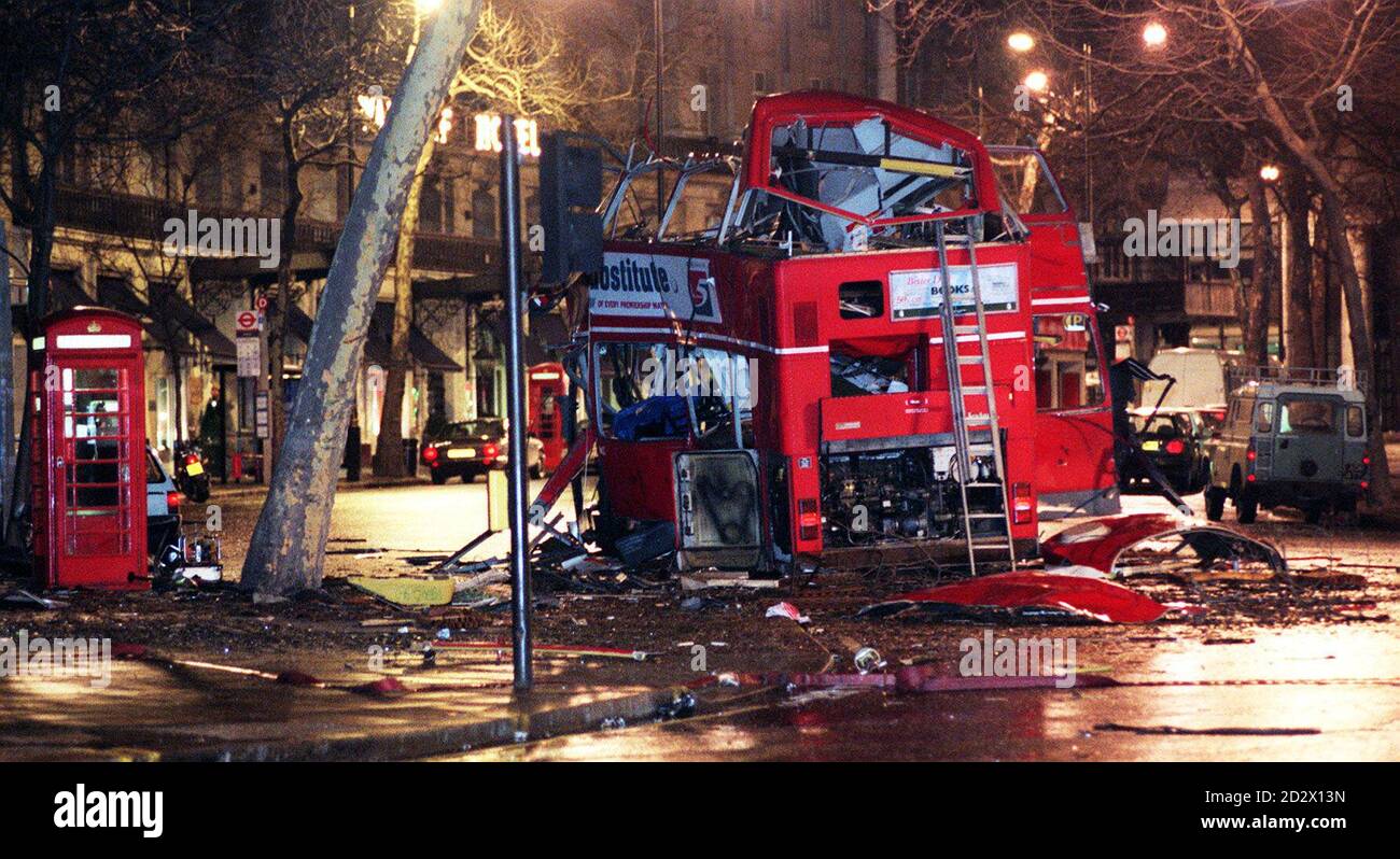 La scène dans une rue de Londres après l'explosion d'un bus, blessant huit personnes, peu après 22.38 le dimanche soir. L'explosion est survenue neuf jours après l'attaque de l'IRA sur les docklands. Banque D'Images