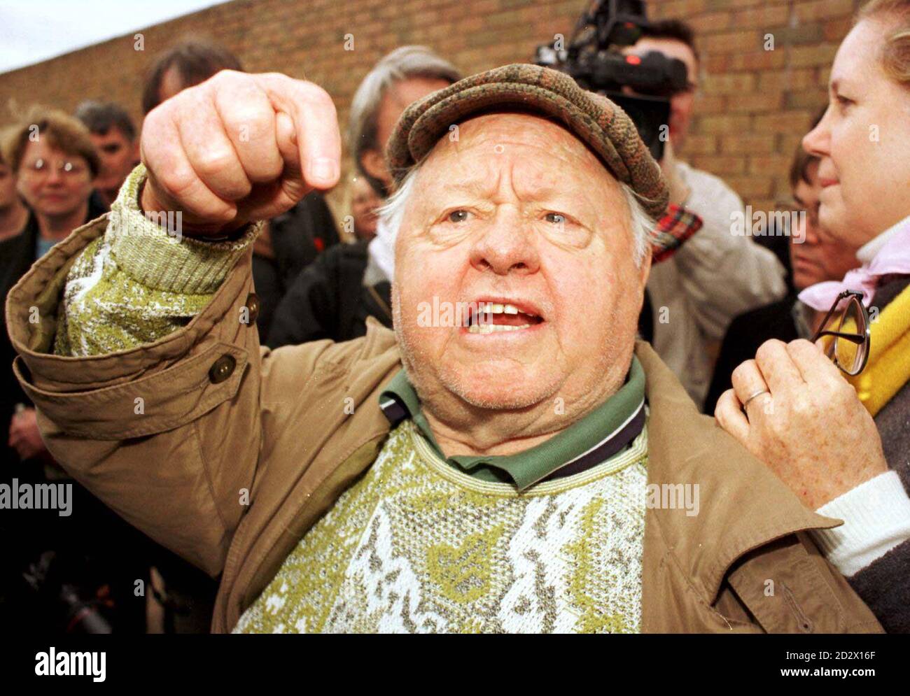 L'acteur américain Mickey Rooney (d.o.b. 26/09/20) accompagné de son épouse Jan, visite la rue où son père est né à Glasgow. Il apparaît demain soir dans un spectacle d'un seul homme à Glasgow. Banque D'Images