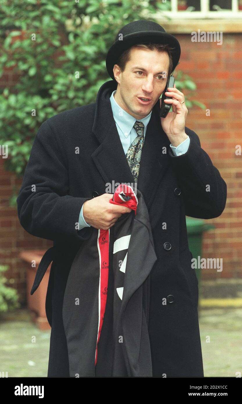 New Saracens signe Philippe Sella, le joueur le plus coiffé au monde, qui rejoint l'australien Michael Lynagh à Southgate la saison prochaine. Banque D'Images