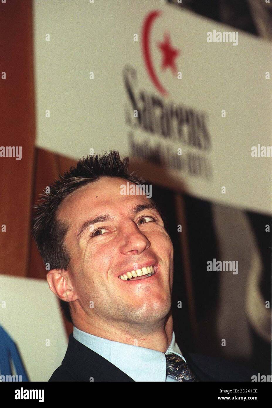 New Saracens signe Philippe Sella, le joueur le plus coiffé au monde, qui rejoint l'australien Michael Lynagh à Southgate la saison prochaine. Banque D'Images