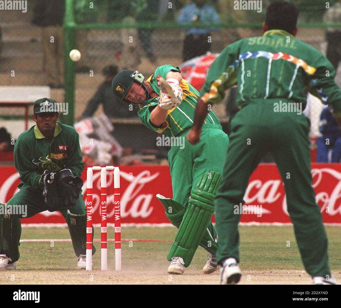 Lors de l'attaque, Daryl Cullinan, qui a obtenu le meilleur score pour l'Afrique du Sud, a battu le bowling d'Amir Sohail alors que les Sud-Africains ont vaincu le Pakistan lors de la coupe du monde de cricket à Karachi. Banque D'Images