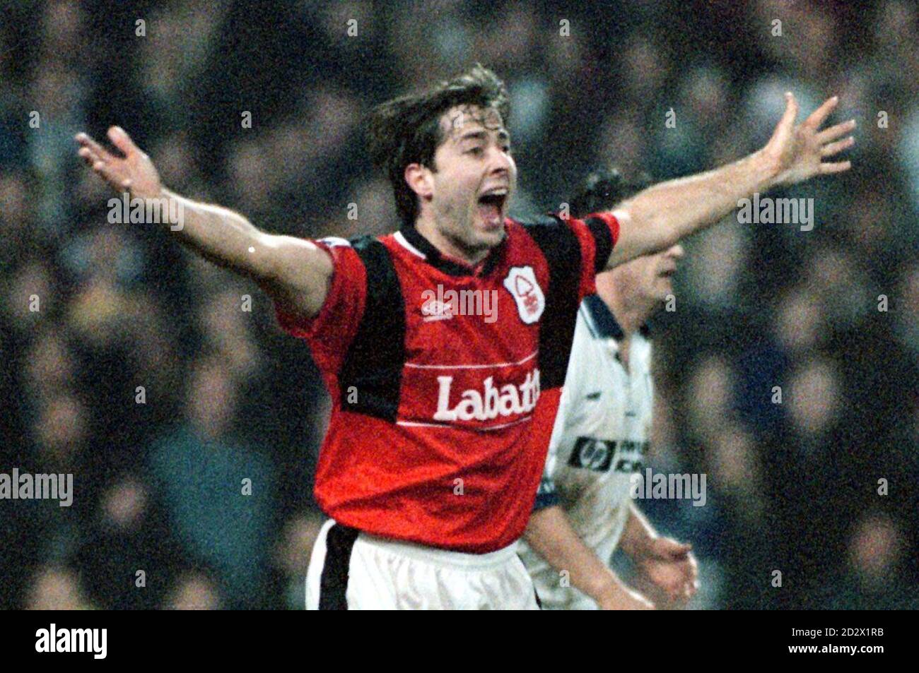 Nottingham Forests deux héros de but Ian Woan sans succès pour une pénalité lors de leur FA Cup 5ème partie contre Tottenham Hotspur ce soir (le jeu s'est terminé par un tirage de 2-2). Banque D'Images