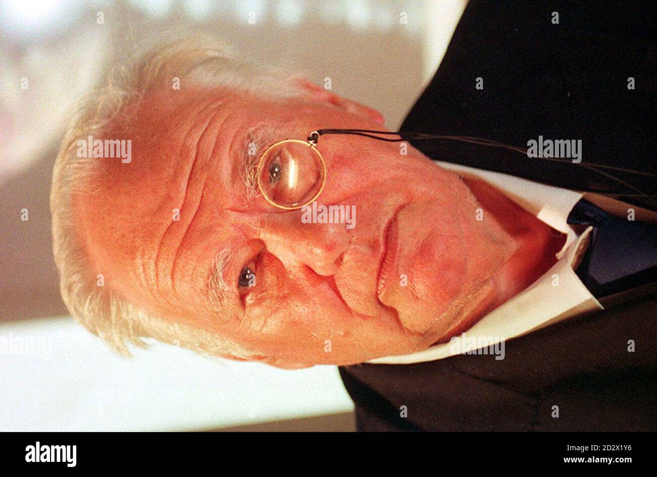 L'astronome Patrick Moore célèbre son 72e anniversaire le lundi 4 mars 1996. Une tornade qui a déchiré une tempête de destruction à travers Selsey, West Sussex, le 08/01/98 a frappé son observatoire privé, dans le jardin de sa maison. L'observatoire a été totalement détruit. Banque D'Images
