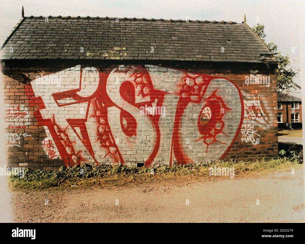 Le mur d'un bâtiment dans le Yorkshire du Sud montre le surnom de l'artiste du graffiti Simon Sunderland, qui a été emprisonné pendant cinq ans au tribunal de la Couronne de Sheffield aujourd'hui (mardi) après avoir admis 14 chefs d'accusation de dommages criminels sur une période de 18 mois.02/08/04: Les graffitis ont atteint des proportions épidémiques encouragées par des préoccupations commerciales le faisant paraître « cool », indique un rapport publié.La campagne Keep Britain Tidy affirme que la « bagarre urbaine » fait que les gens se sentent en sécurité et ajoute à un « sentiment de misère ».Selon l'étude, le projet de loi d'assainissement pour les conseils en Angleterre est d'environ 27 millions par an. Banque D'Images