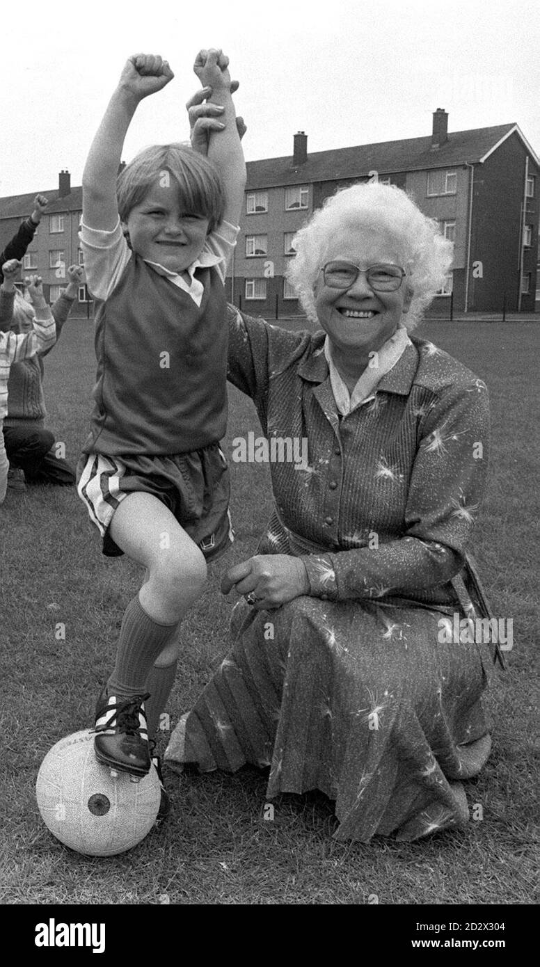 Cissie Charlton, mère de Jack et Bobby, anciens footballeurs de l'Angleterre, avec l'une des jeunes vedettes montantes dans une école primaire où elle a été emmenée pour enseigner le football en tant qu'assistante volontaire. * 26/03/1996 Mme Charlton est décédée aujourd'hui (mardi) à l'âge de 83 ans, dans la maison de repos Beachville à Newbiggin, Northumberland. Banque D'Images