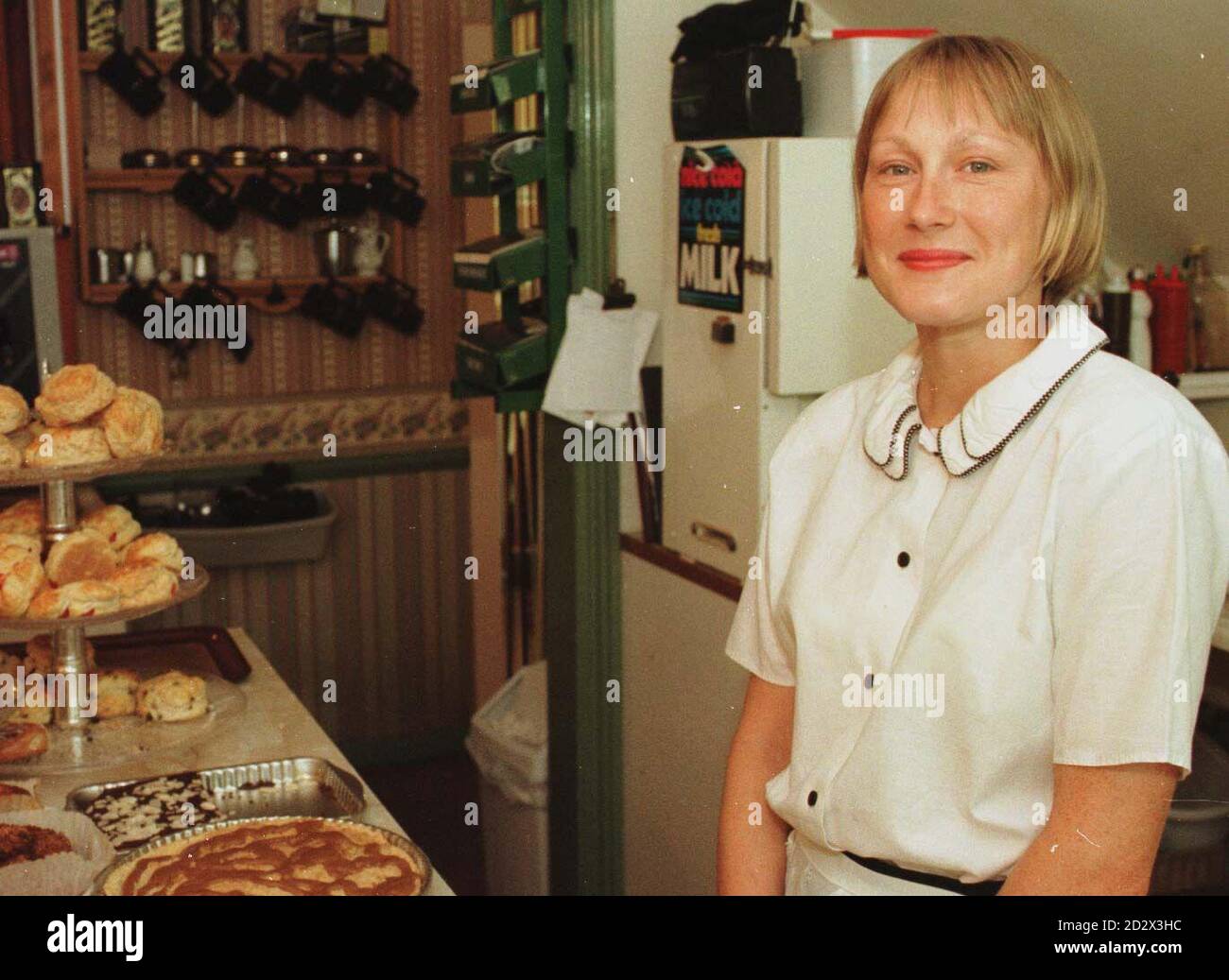 Lisa Leeson, épouse de Nick Leeson, ancien commerçant de Barings en dégrâce, aux salons de thé Elizabeth, à Pudding Lane, Maidstone, où elle a travaillé comme serveuse à temps partiel depuis son retour en Angleterre il y a un an. Mme Leeson a parlé de son plaisir, après avoir effectué un travail d'hôtesse avec les compagnies aériennes Virgin Atlantic. Banque D'Images