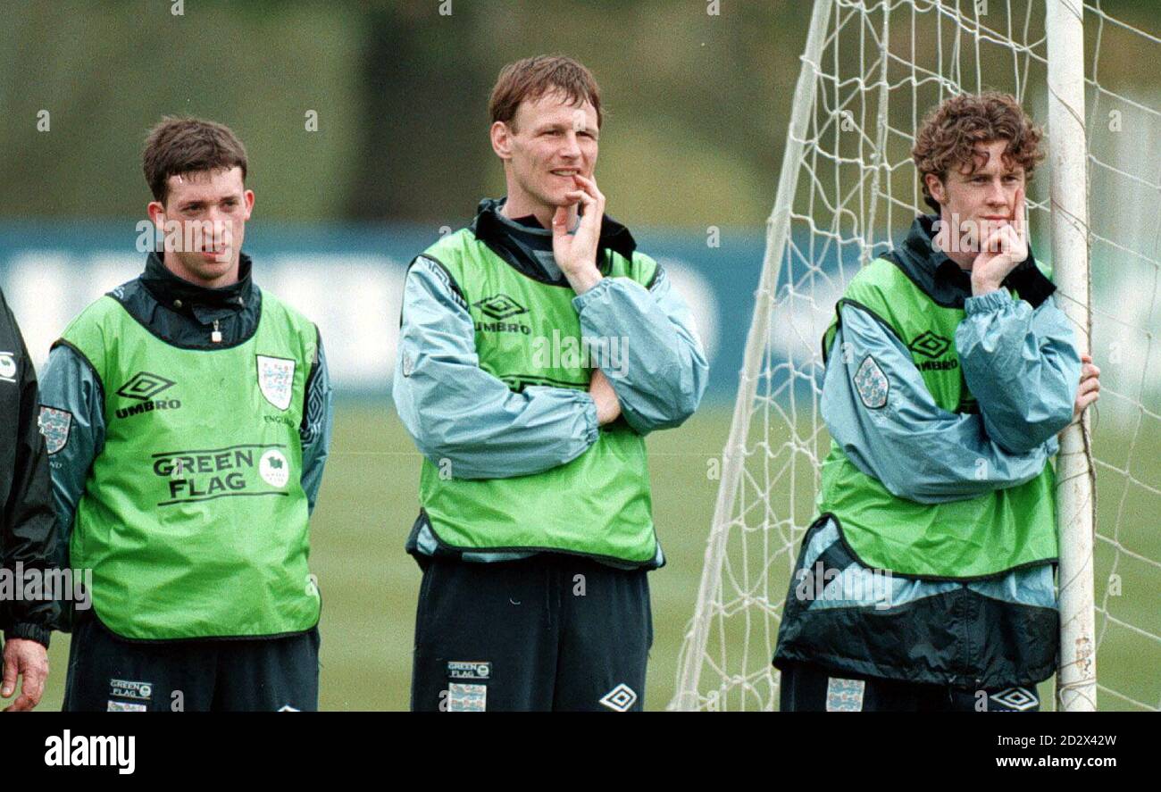 La force de frappe de l'Angleterre pour l'international contre la Croatie à Wembley demain, Robbie fowler, Teddy Sheringham, et Steve McManaman regardent le reste du train de l'équipe à l'abbaye de Bisham. Banque D'Images