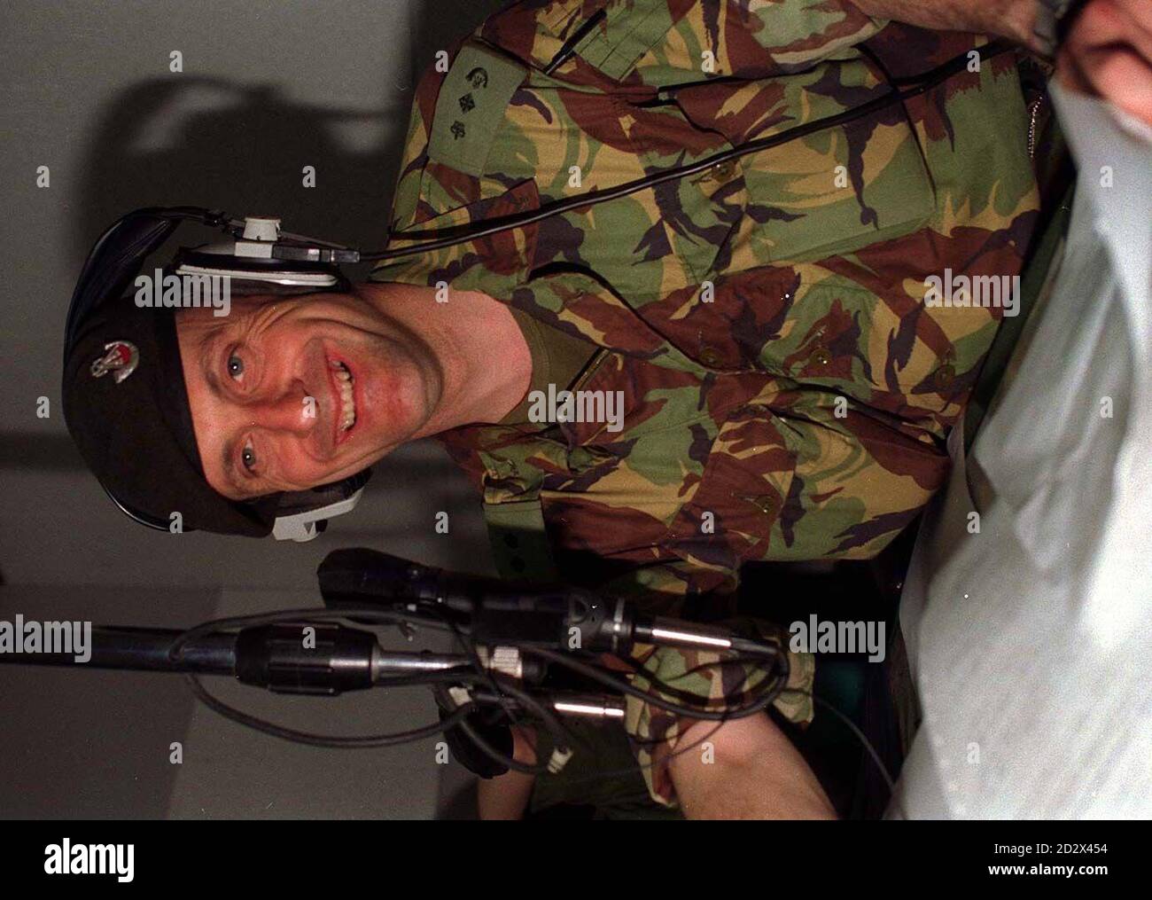 Le col du LT Ben Barry a frappé les ondes pour la dernière fois sur radio Big dans la ville bosniaque de Banja Luka. Le lieutenant-colonel Barry a organisé une émission hebdomadaire de trois heures sur la station de radio au cours de son déploiement en ex-Yougoslavie. PA. Banque D'Images