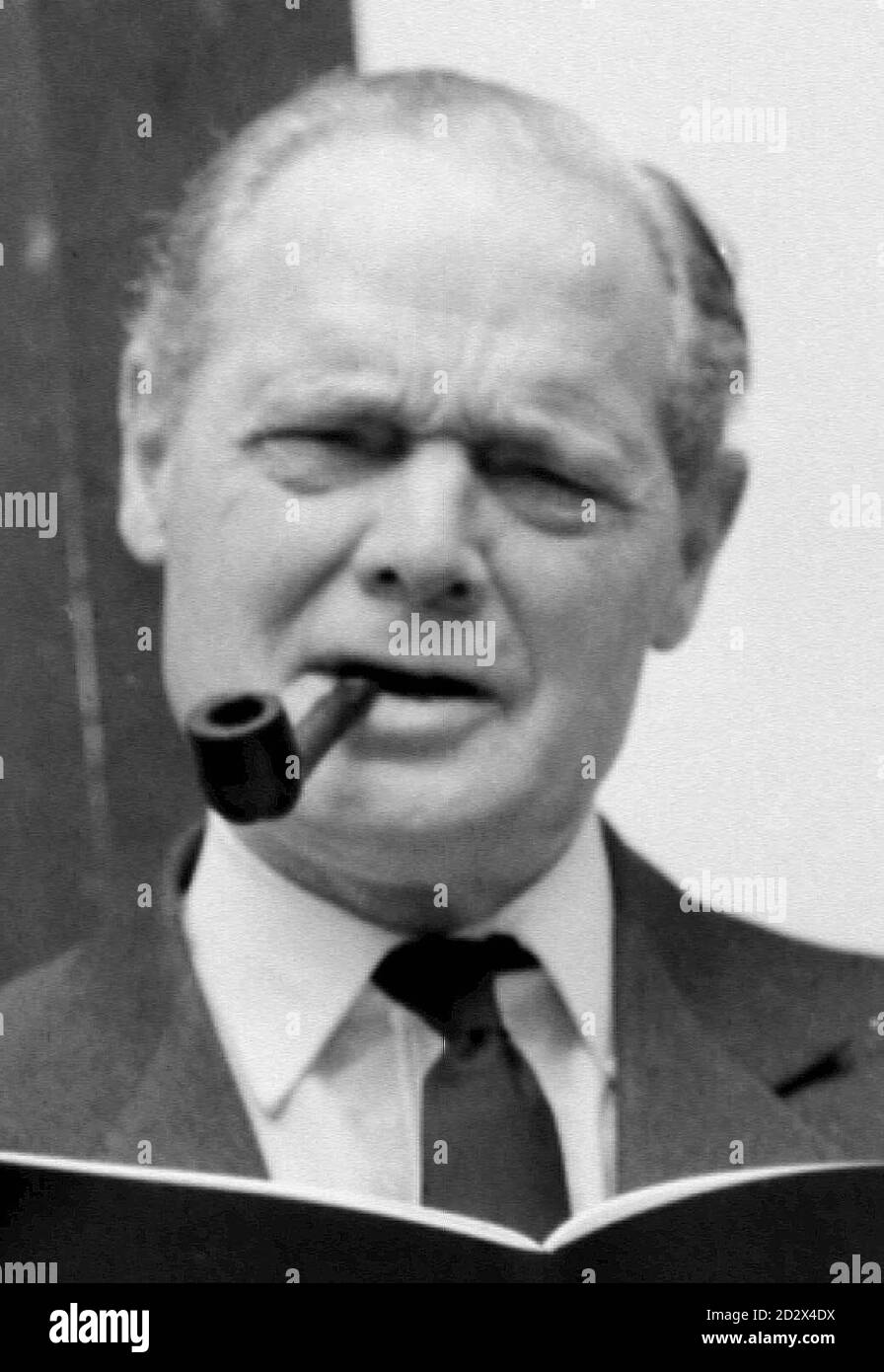 Capitaine du groupe ace de vol en temps de guerre Sir Douglas Bader. Les restes d'un spitfire lancé par Sir Douglas au cours de la deuxième Guerre mondiale ont été découverts à St Omer, en France, le 7/5/96. Banque D'Images