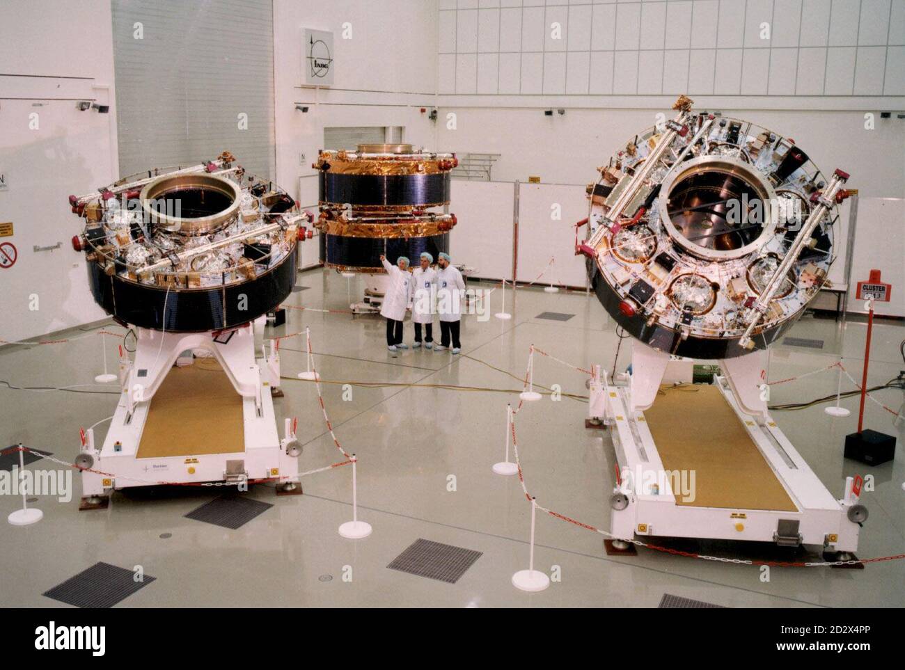 Les scientifiques du laboratoire Rutherford Appleton, près d'Oxford, avec une partie d'une flottille de quatre engins spatiaux devant être lancée ce mois-ci, qui enquêtera sur la relation terbulent entre le soleil et la terre et fournira des informations qui pourraient aider à prévenir les catastrophes causées par les tempêtes électriques solaires, Les scientifiques ont dit aujourd'hui (vendredi). Voir PA Story SPACE Cluster. Photos PA. Banque D'Images