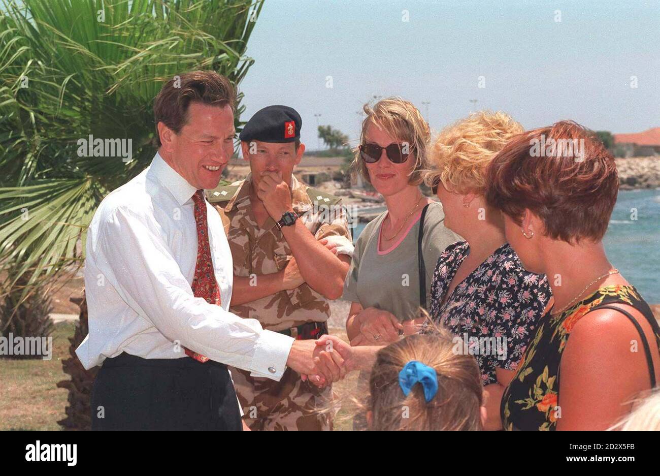 Le lieutenant Frank Cantrell présente le secrétaire à la Défense Michael Portillo aux familles du 1er Bataillon du King's Regiment lors de sa visite aujourd'hui (jeudi) aux forces britanniques stationnées à la base souveraine de Dhekelia à Chypre. De gauche à droite : Mme Beate Hodges, Mme Virginia Cantrell et Mme Christine Piercy/ PA. Banque D'Images